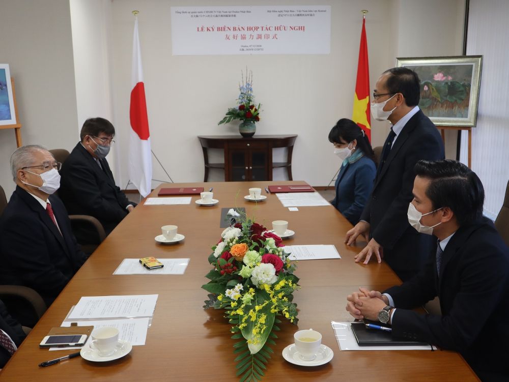 lễ ký kết Biên bản hợp tác hữu nghị (MOU) giữa Tổng Lãnh sự quán Việt Nam và Hội Hữu nghị Việt Nam-Nhật Bản khu vực Kansai.