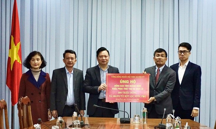 Thứ trưởng Ngoại giao Nguyễn Minh Vũ làm việc với chính quyền một số tỉnh, trao tiền quyên góp của kiều bào ủng hộ đồng bào miền Trung