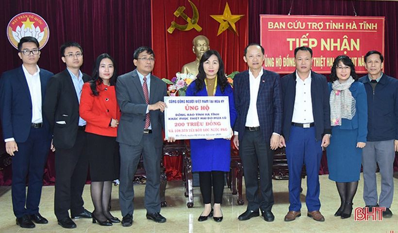 Thứ trưởng Bộ Ngoại giao Nguyễn Minh Vũ trao hỗ trợ của cộng đồng người Việt ở Hoa Kỳ ủng hộ người dân Quảng Trị khắc phục hậu quả của đợt mưa lũ vừa qua.