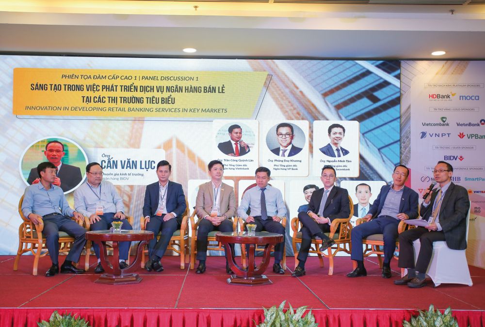Ông Phạm Anh Tuấn – Thành viên Hội đồng quản trị Vietcombank (thứ 2 từ trái sang) tham gia phiên tọa dàm cấp cao “Sáng tạo trong việc phát triển dịch vụ ngân hàng bán lẻ” tại các thị trường tiêu biểu