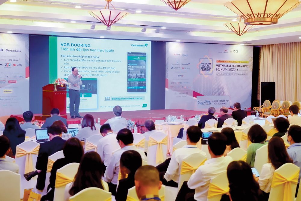 Ông Phạm Anh Tuấn – Thành viên Hội đồng quản trị Vietcombank trình bày tham luận, giới thiệu những tiện ích ngân hàng số của Vietcombank trong khuôn khổ Diễn đàn Ngân hàng Bán lẻ năm 2020