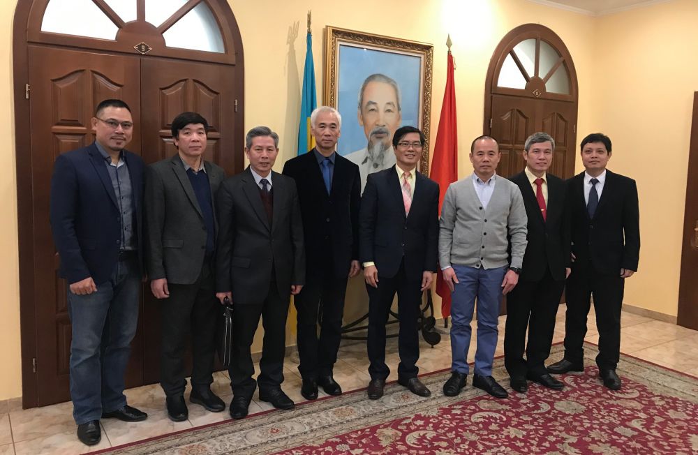 Đại sứ Nguyễn Hồng Thạch gặp mặt đại diện hội, đoàn thể cộng đồng người Việt Nam tại Ukraine