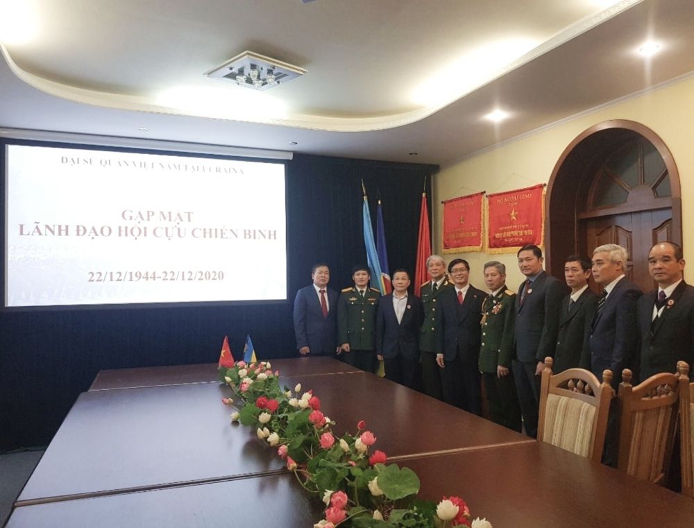 Đại sứ Nguyễn Hồng Thạch gặp mặt cán bộ Cơ quan Tùy viên Quốc phòng và đại diện Hội Cựu chiến binh Việt Nam tại Ukraine