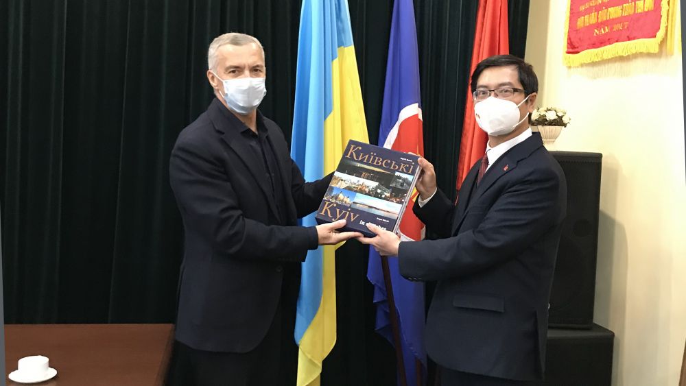 Chủ tịch Hội hữu nghị Ukraine-Việt Nam Oleksandr Vitaliyovich Shlapak cảm ơn Đại sứ Nguyễn Hồng Thạch đã mời Hội Hữu nghị tới làm việc trong những ngày đầu nhiệm kỳ công tác của mình. 