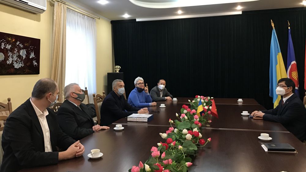 Đại sứ Nguyễn Hồng Thạch đã có buổi làm việc với Hội hữu nghị Ukraine-Việt Nam.