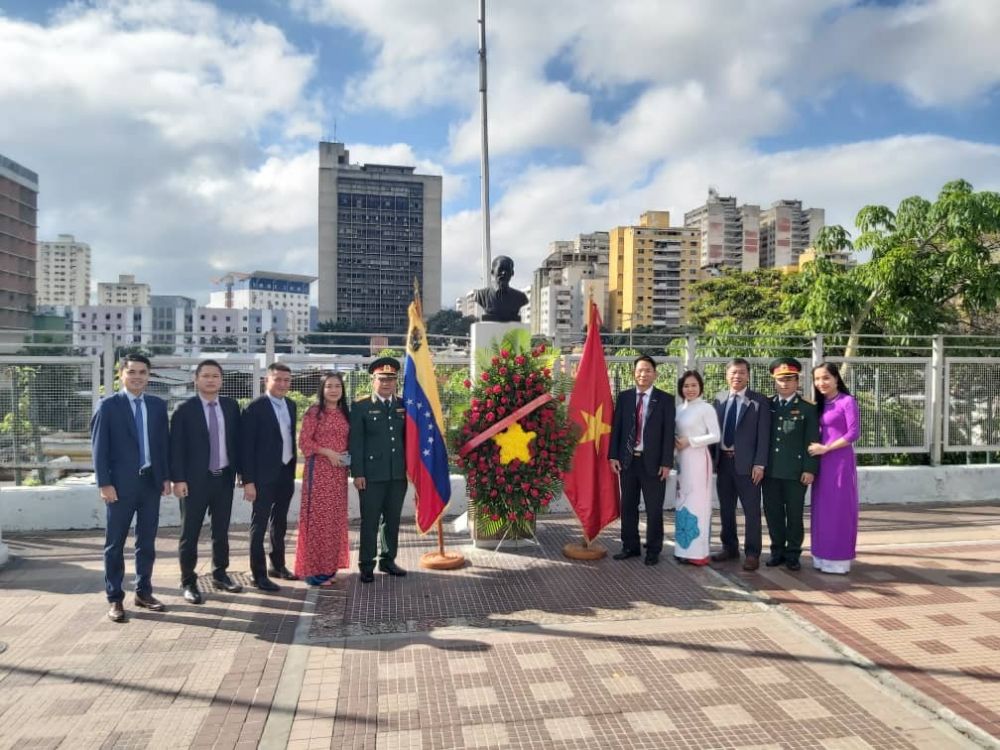 Tập thể cán bộ Đại sứ quán Việt Nam tại Venezuela và Cơ quan Tùy viên Quốc phòng tại lễ đặt vòng hoa trước Tượng đài Chủ tịch Hồ Chí Minh. 