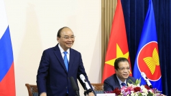 Chủ tịch nước Nguyễn Xuân Phúc gặp mặt cán bộ, nhân viên Đại sứ quán Việt Nam tại Nga