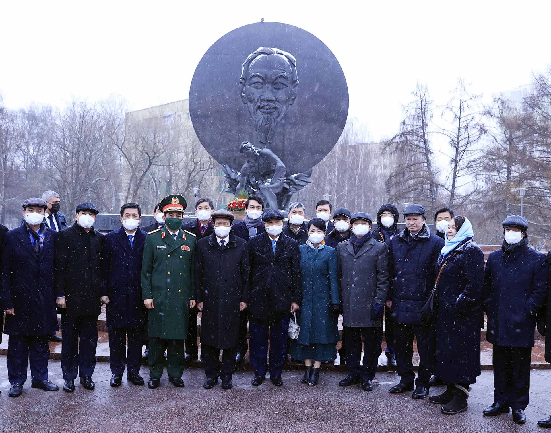 Chủ tịch nước Nguyễn Xuân Phúc cùng Đoàn đại biểu cấp cao Việt Nam chụp ảnh lưu niệm tại Tượng đài Chủ tịch Hồ Chí Minh. (Nguồn: TTXVN)