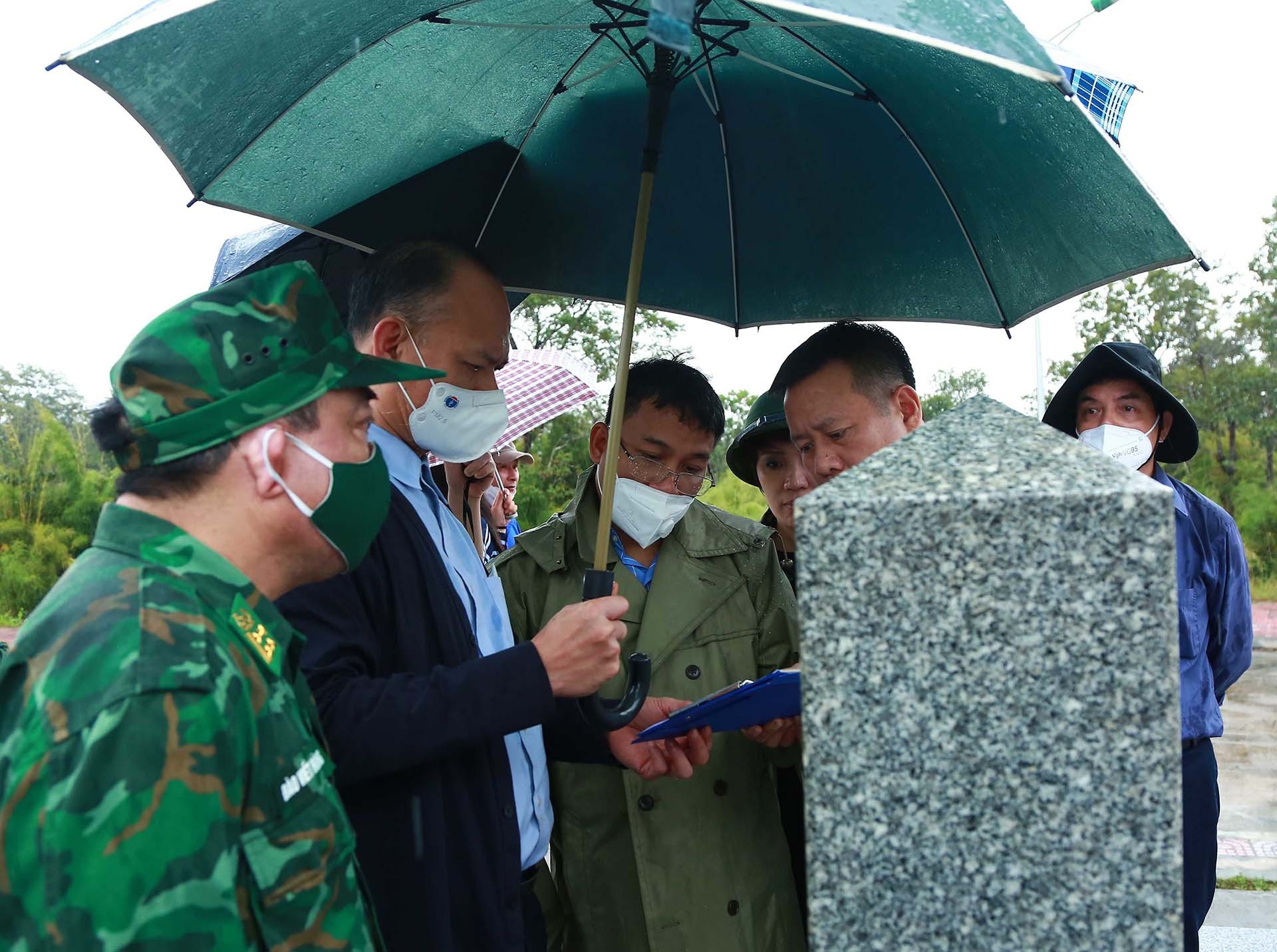 Đoàn công tác Bộ Ngọai giao khảo sát, kiểm tra công tác quản lý biên giới lãnh thổ tại cột mốc biên giới số 42. (Nguồn: TTXVN)