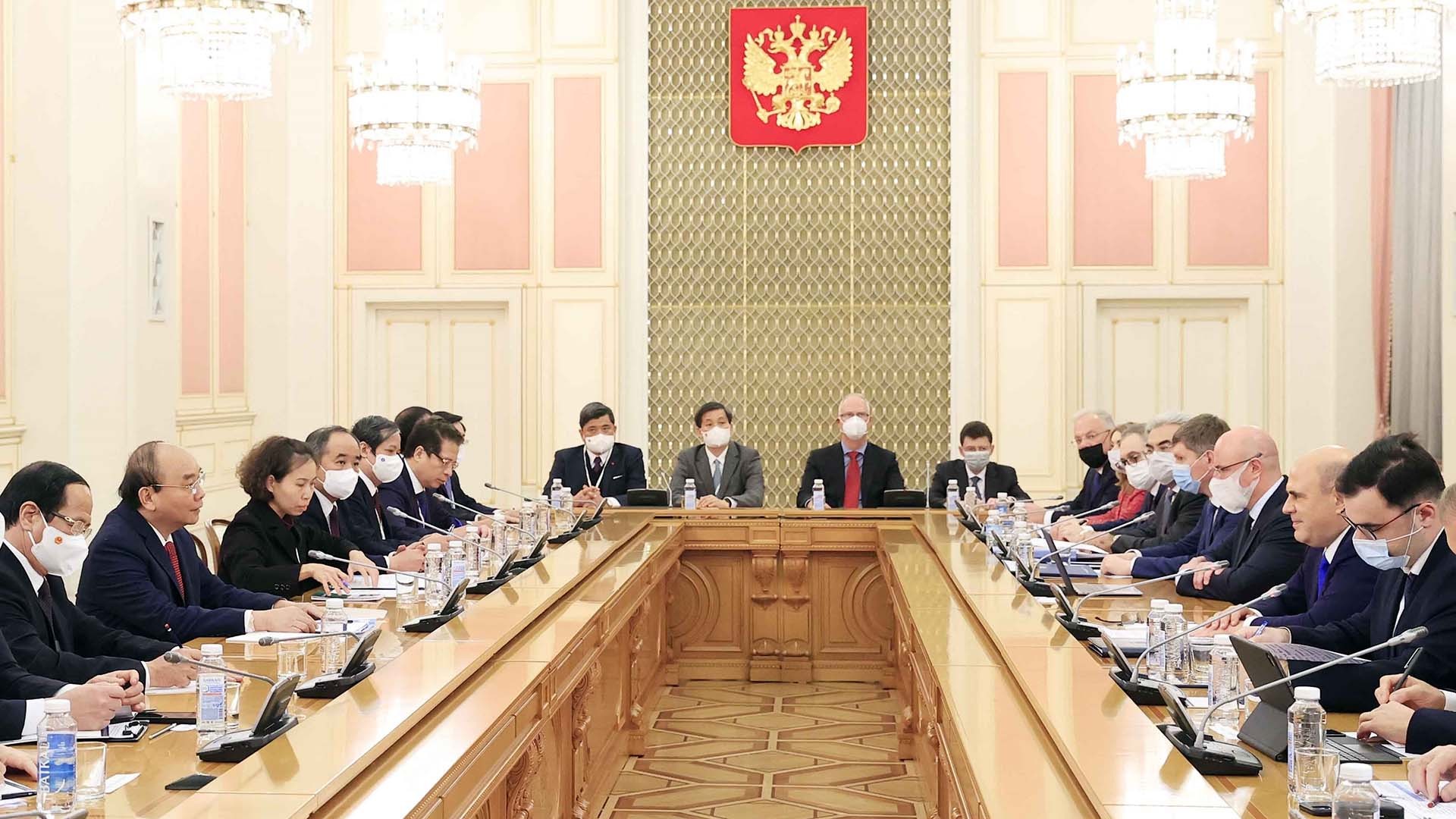 Chủ tịch nước Nguyễn Xuân Phúc hội kiến Thủ tướng Liên bang Nga Mikhail Vladimirovich Mishustin. (Nguồn: TTXVN)