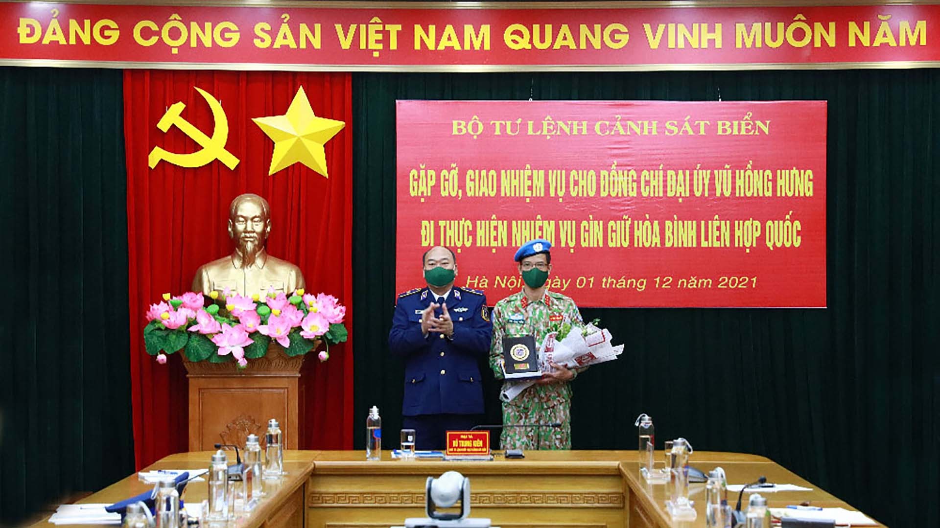 Thiếu tướng Lê Quang Đạo tặng quà động viên Đại úy Vũ Hồng Hưng. (Nguồn: canhsatbien.vn)