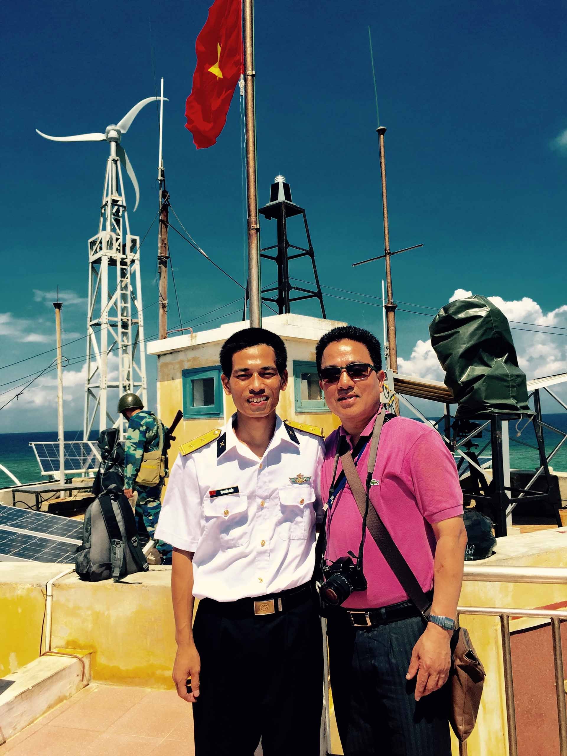 Việt kiều chụp ảnh cùng chiến sĩ hải quân. (Ảnh: Hùng Lý)