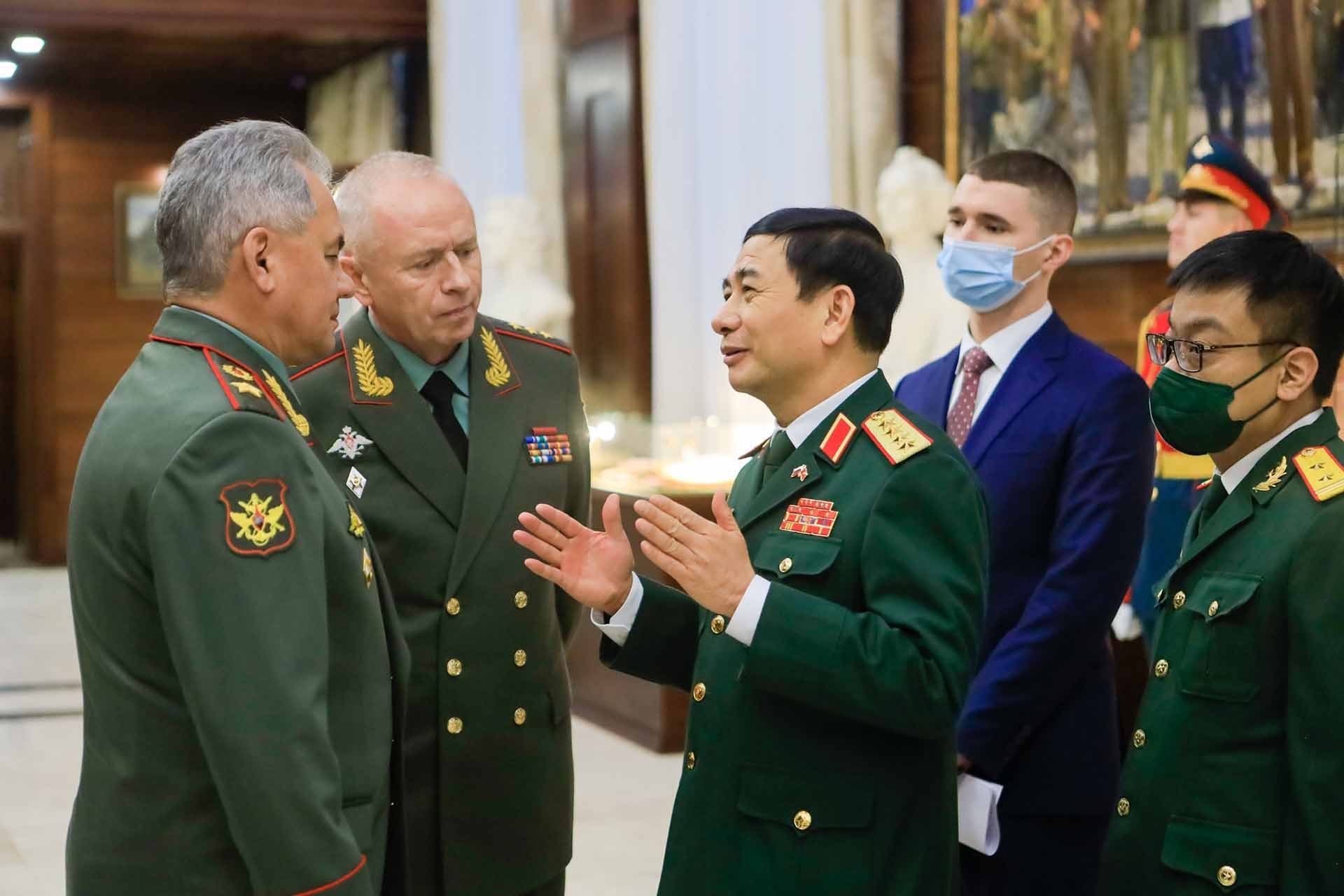 Hai Bộ trưởng Quốc phòng Việt Nam và Nga trao đổi tại buổi làm việc. (Nguồn: TTXVN)