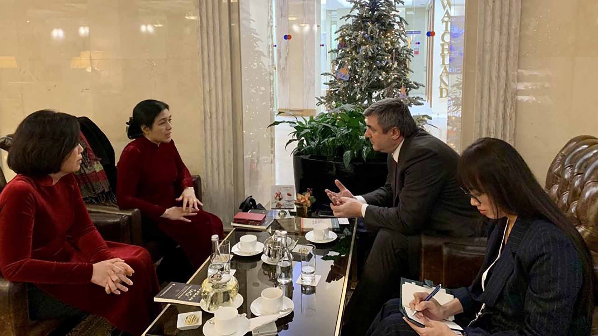 Chủ tịch Liên hiệp các tổ chức hữu nghị Việt Nam Nguyễn Phương Nga đã có buổi làm việc với ông V.Kalganov, Phó Chủ tịch Ủy ban Đối ngoại của Thành phố Saint Petersburg. 