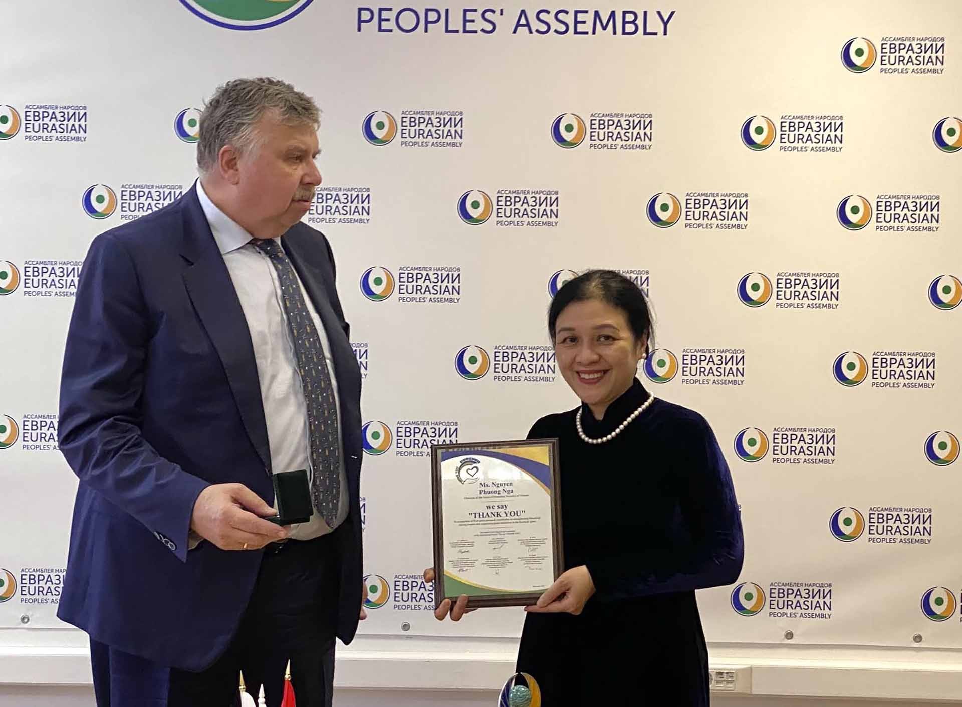 Chủ tịch Hiệp hội nhân dân Á- Âu Belyaninov đã trao tặng Bà Nguyễn Phương Nga Kỷ niệm chương “ Chúng tôi nói Cảm ơn”