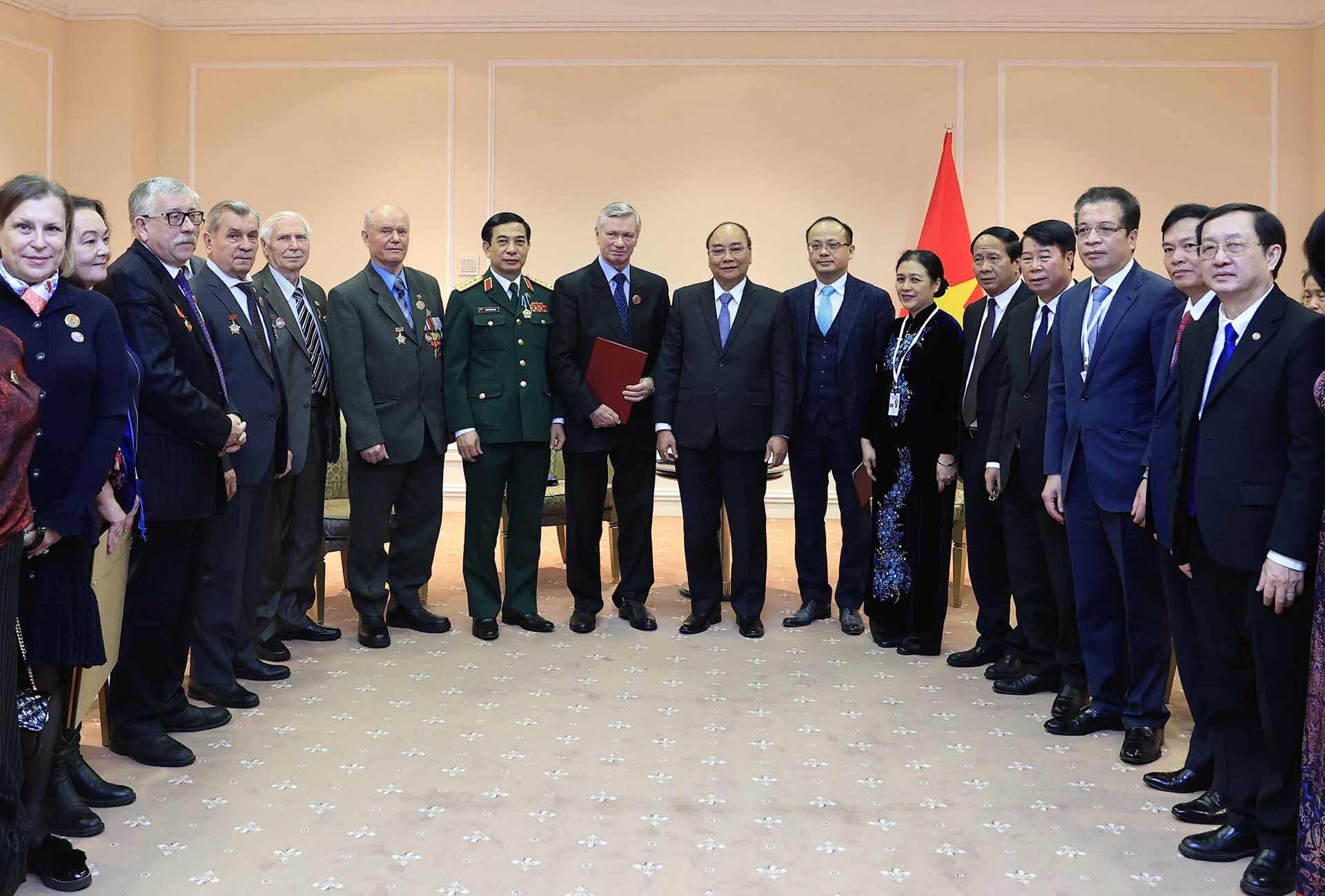 Chủ tịch nước Nguyễn Xuân Phúc gặp đại diện Hội Hữu nghị Nga-Việt và Hội cựu chiến binh Nga tại Việt Nam. (Nguồn: TTXVN)