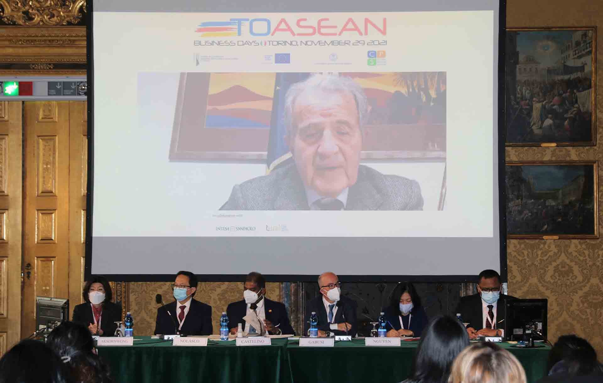 Chủ tịch Hiệp hội Italy-ASEAN Romani Prodi phát biểu tại phiên khai mạc Diễn đàn. 