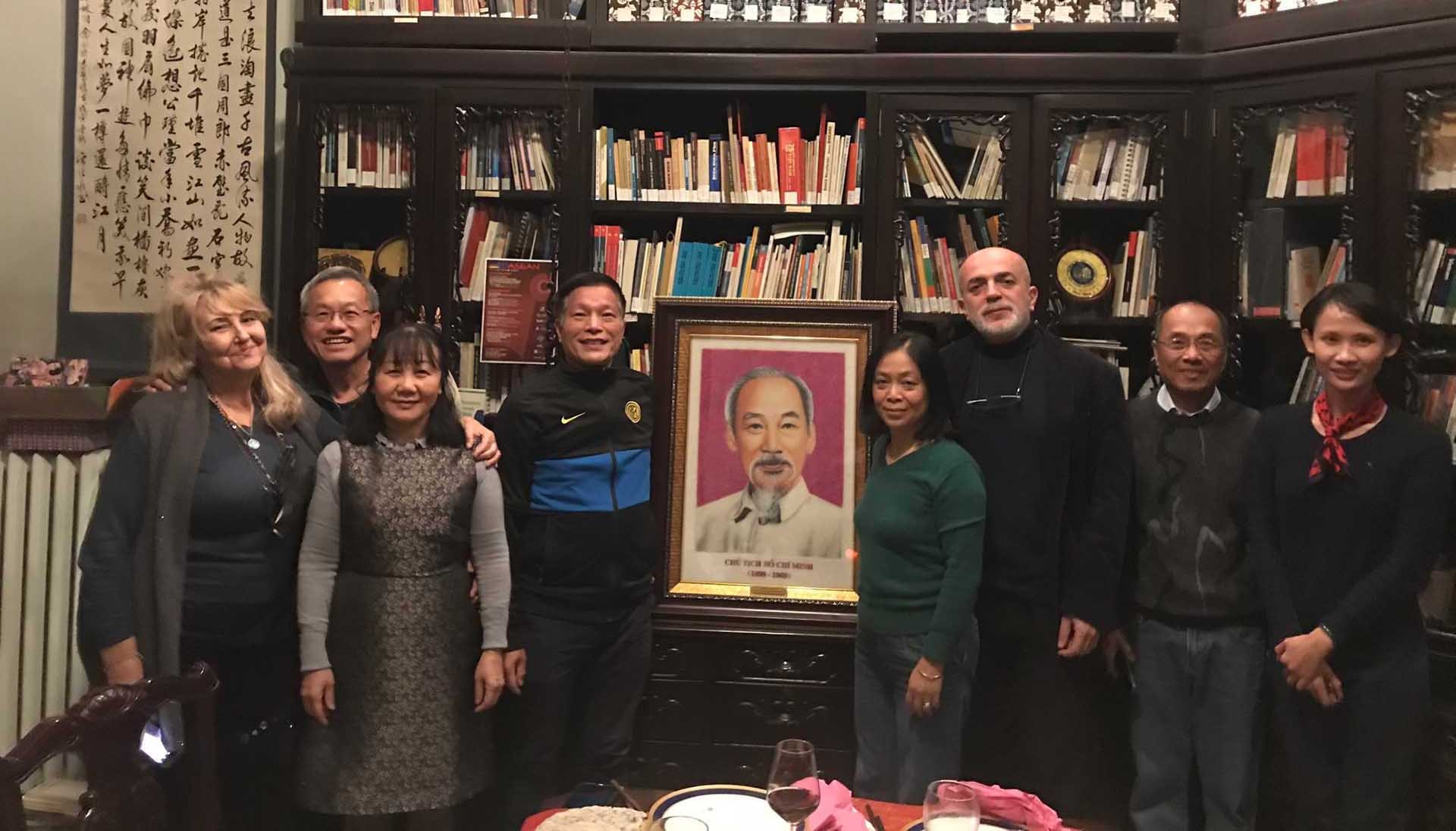 Đại sứ Việt Nam tại Italy Nguyễn Thị Bích Huệ gặp Lãnh sự danh Việt Nam tại Torino Sandra Scagliotti và dịch giả Doãn Trang.