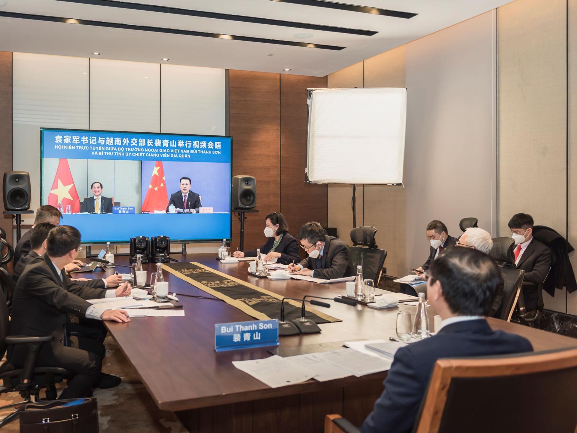Bộ trưởng Ngoại giao Bùi Thanh Sơn hội kiến Bí thư Tỉnh ủy tỉnh Chiết Giang Viên Gia Quân theo hình thức trực tuyến.