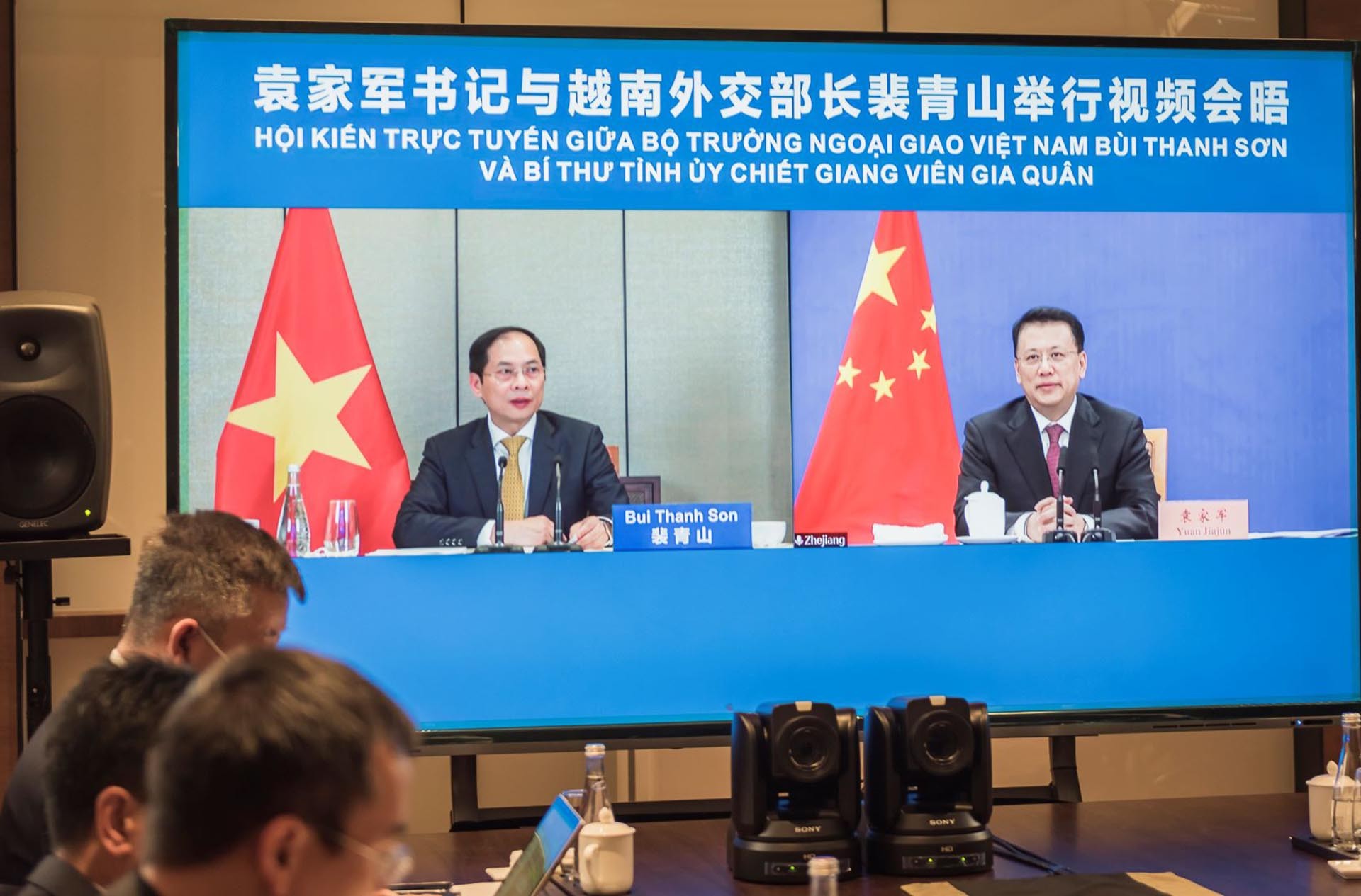 Bộ trưởng Ngoại giao Bùi Thanh Sơn hội kiến Bí thư Tỉnh ủy tỉnh Chiết Giang Viên Gia Quân theo hình thức trực tuyến.