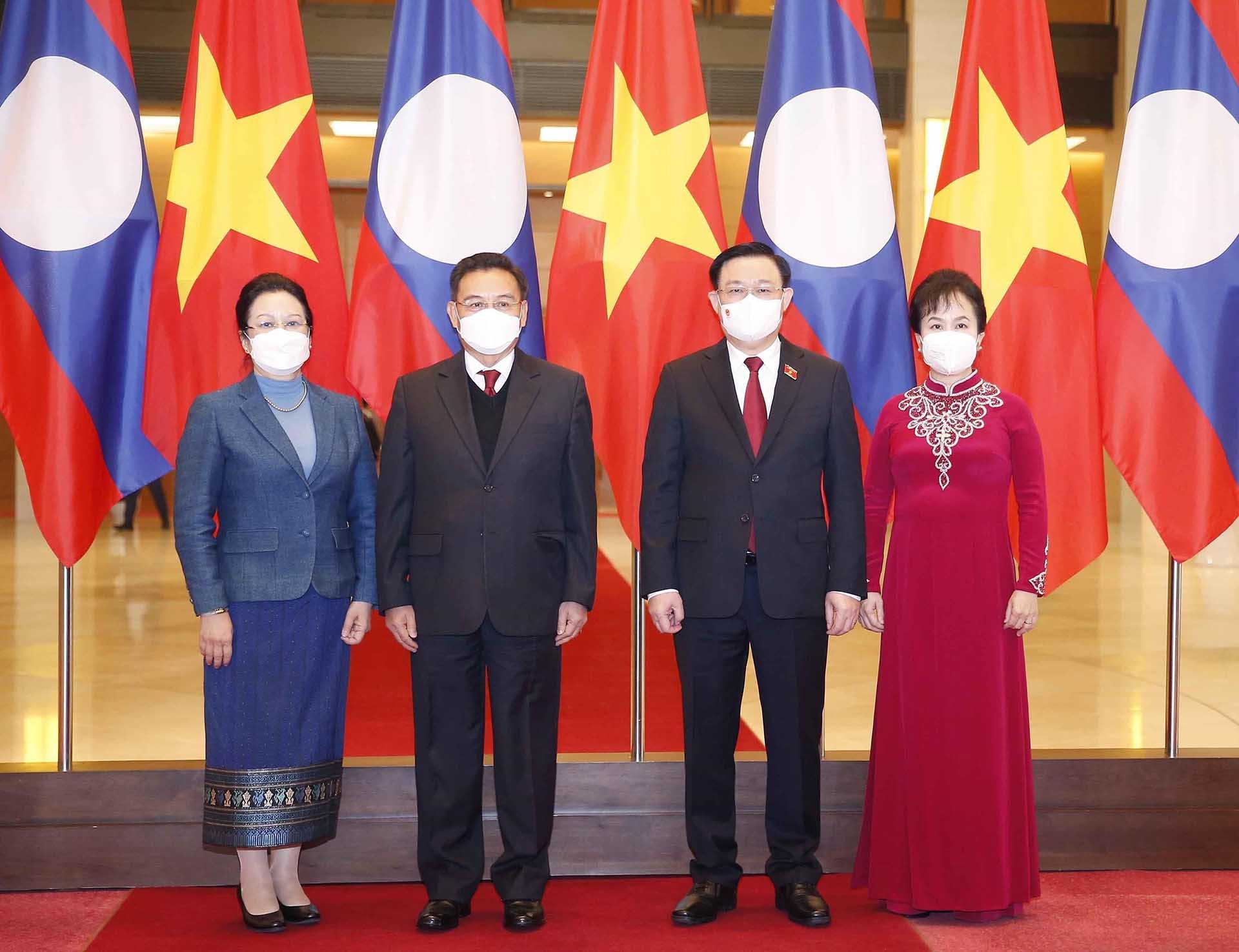 Chủ tịch Quốc hội Vương Đình Huệ và Phu nhân chụp ảnh chung với Chủ tịch Quốc hội Lào Saysomphone Phomvihane và Phu nhân tại Lễ đón. (Nguồn:  TTXVN)
