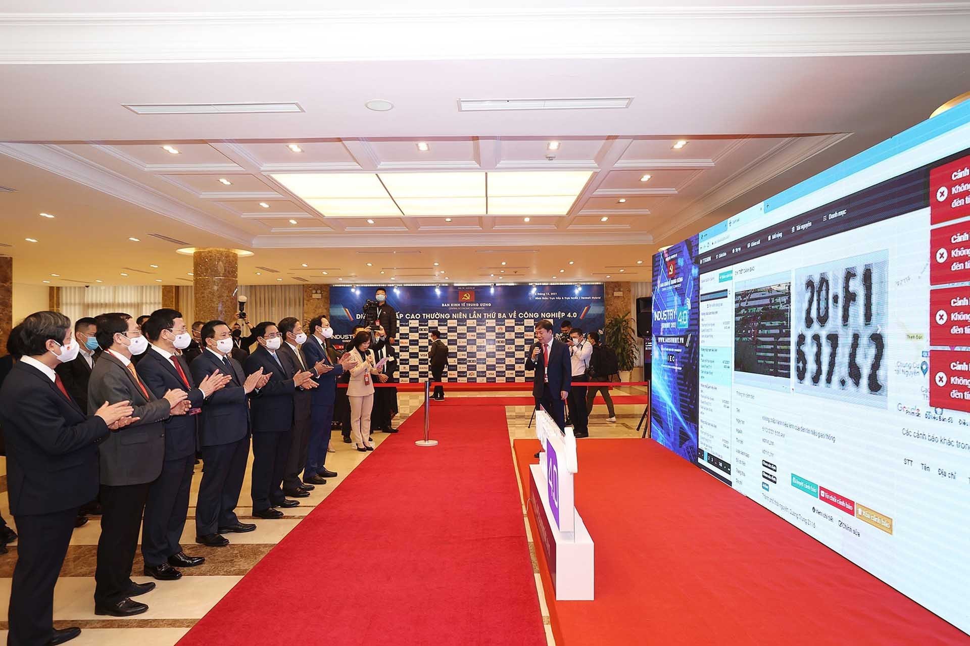 Thủ tướng Phạm Minh Chính và các đại biểu tham quan Triển lãm thực tế ảo về Công nghiệp 4.0. (Nguồn: TTXVN)
