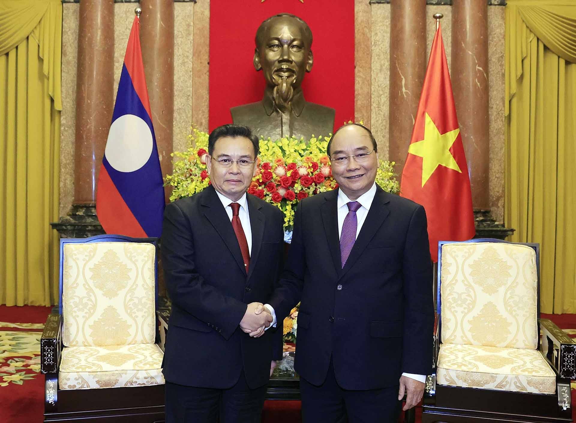 Chủ tịch nước Nguyễn Xuân Phúc tiếp Chủ tịch Quốc hội Lào Saysomphone Phomvihane. Ảnh: (Nguồn:  TTXVN)