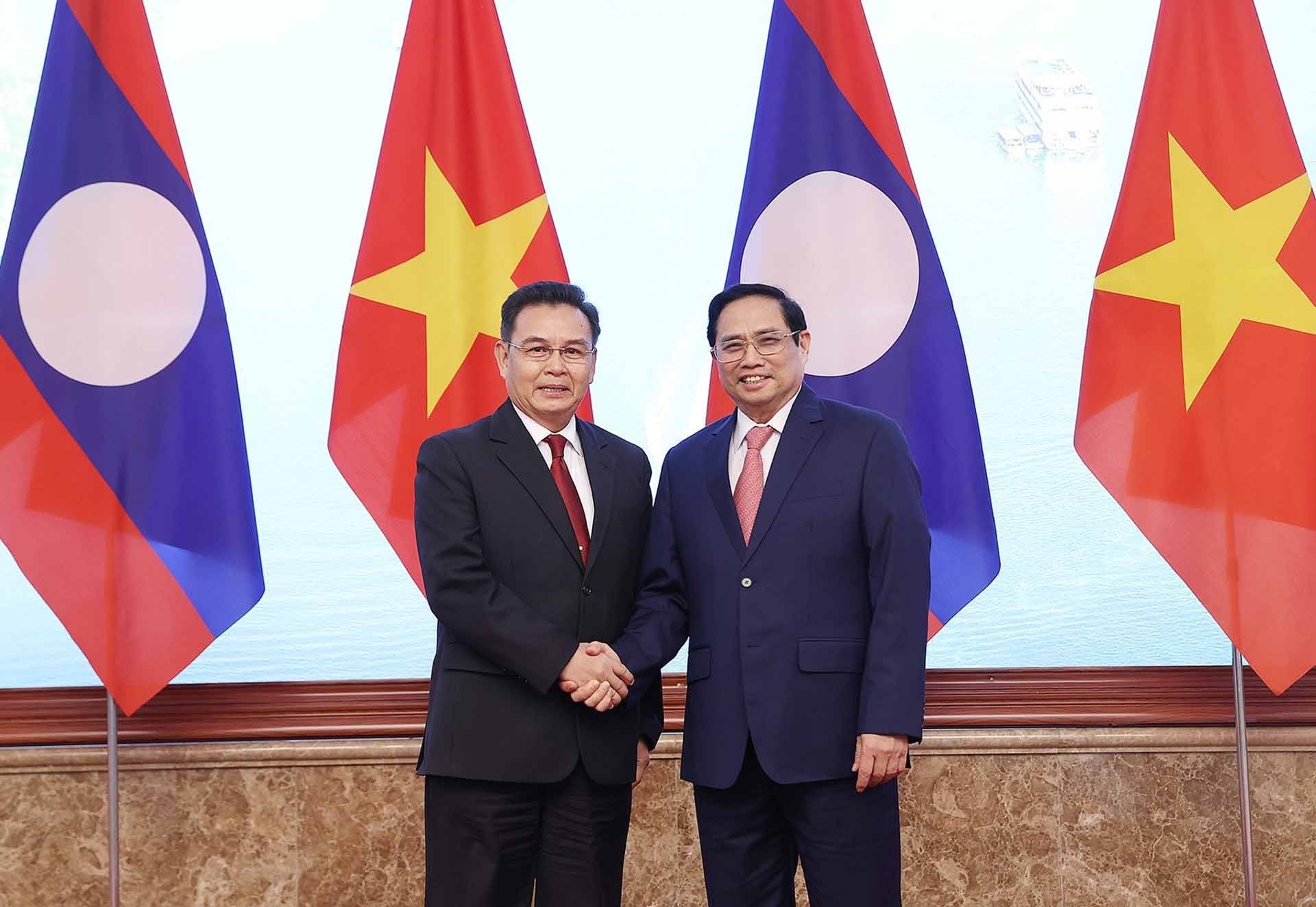 Thủ tướng Phạm Minh Chính hội kiến với Chủ tịch Quốc hội Lào Saysomphone Phomvihane. (Nguồn: TTXVN)
