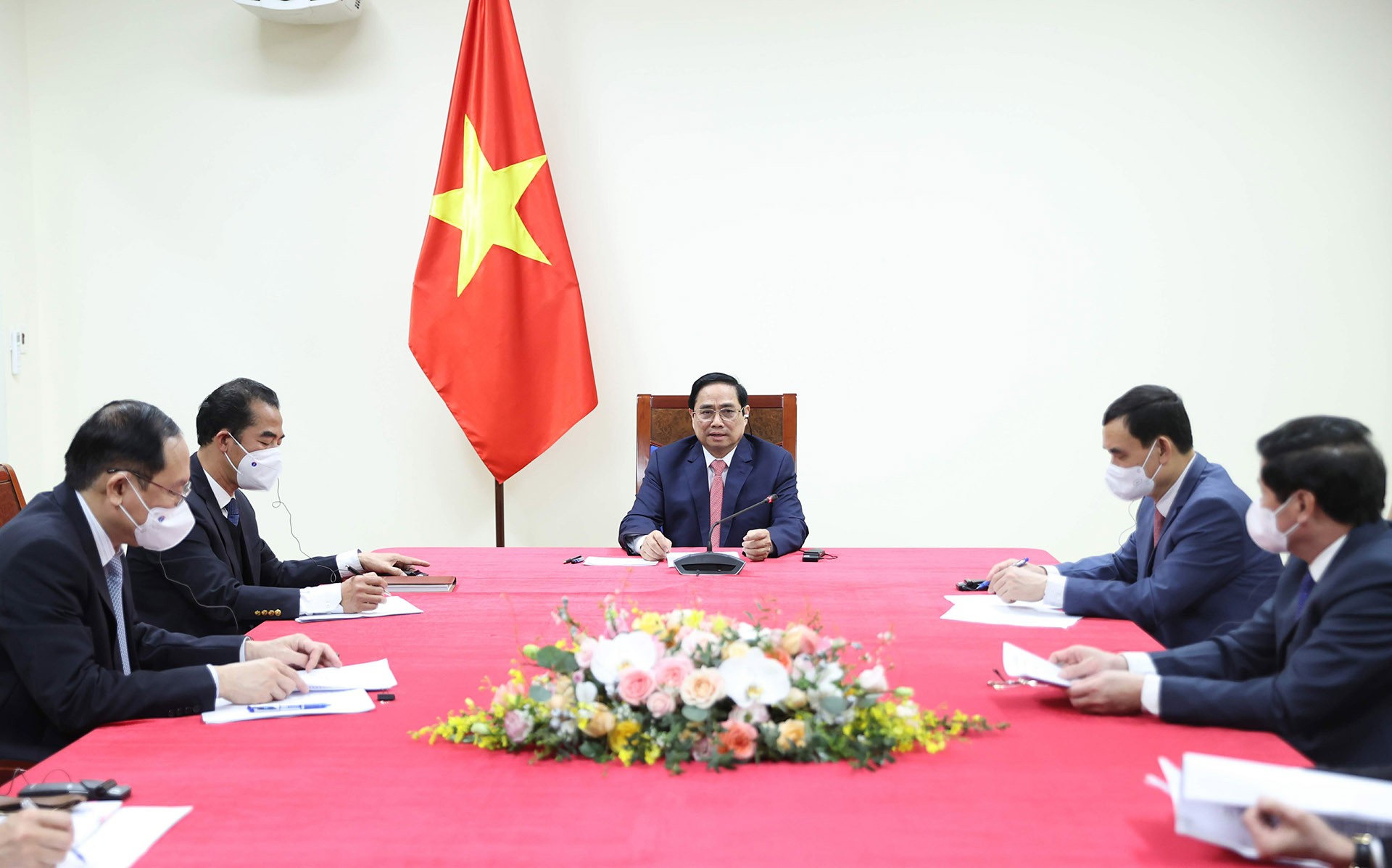 Thủ tướng mong muốn Hà Lan hỗ trợ Việt Nam kết nối các cảng và khu công nghiệp với châu Âu, giúp tăng sản lượng hàng hóa xuất khẩu của Việt Nam vào các thị trường này.