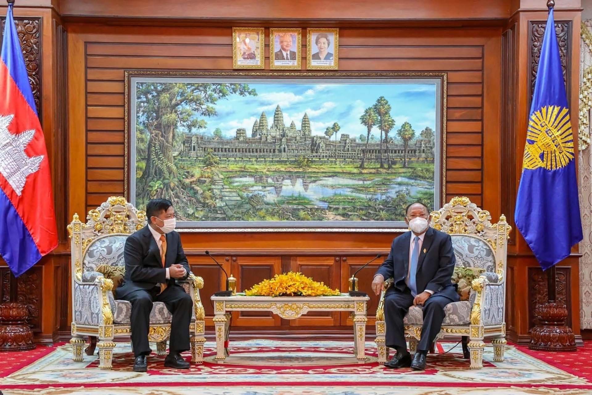 Chủ tịch Quốc hội Campuchia Samdech Heng Samrin tiếp Đại sứ Nguyễn Huy Tăng chào xã giao