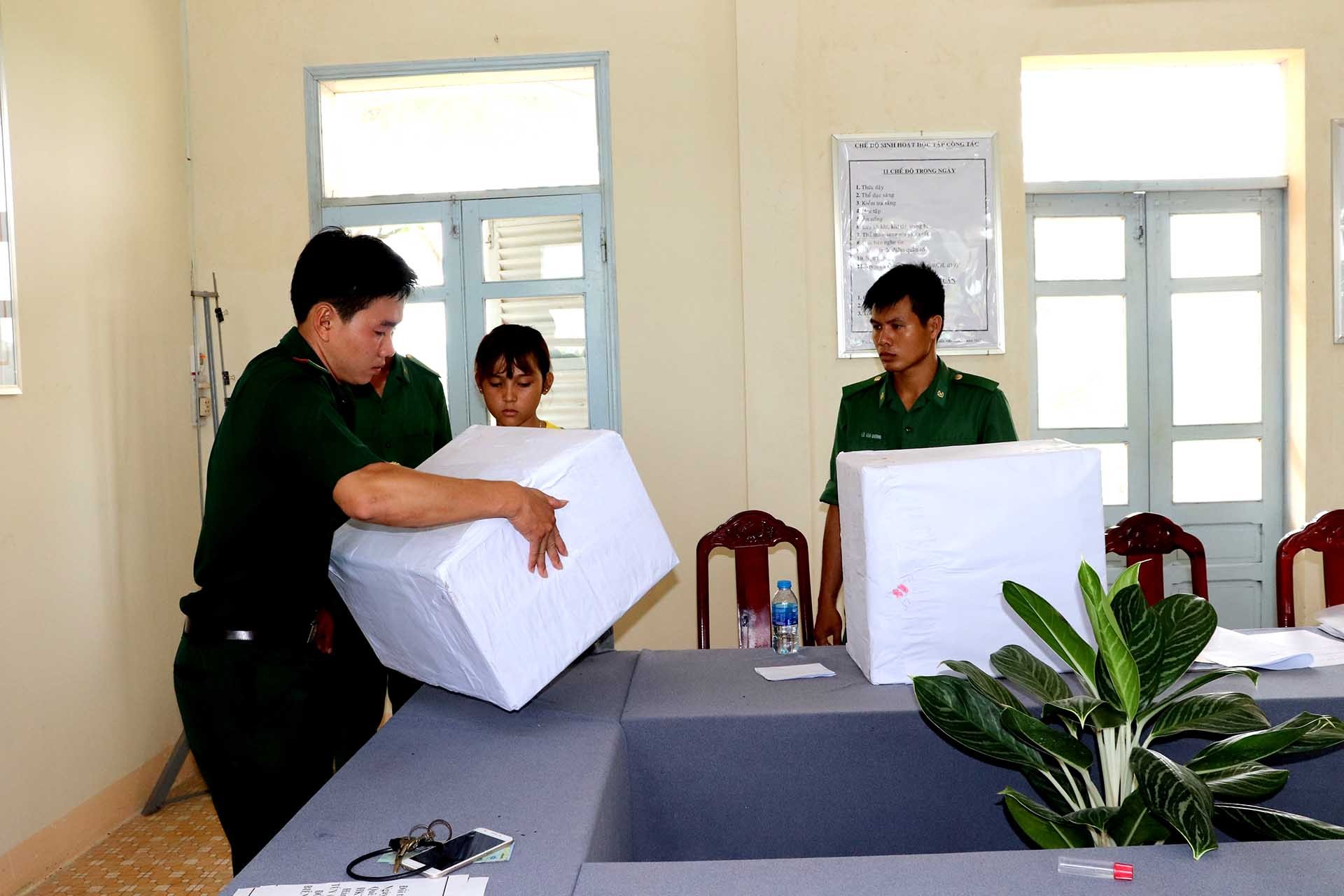 Nguyễn Phước Tới (bên trái) làm trực tiếp đánh bắt vụ vận chuyển 13 kg cần sa từ Campuchia về Việt Nam vào ngày 12/5/2018.