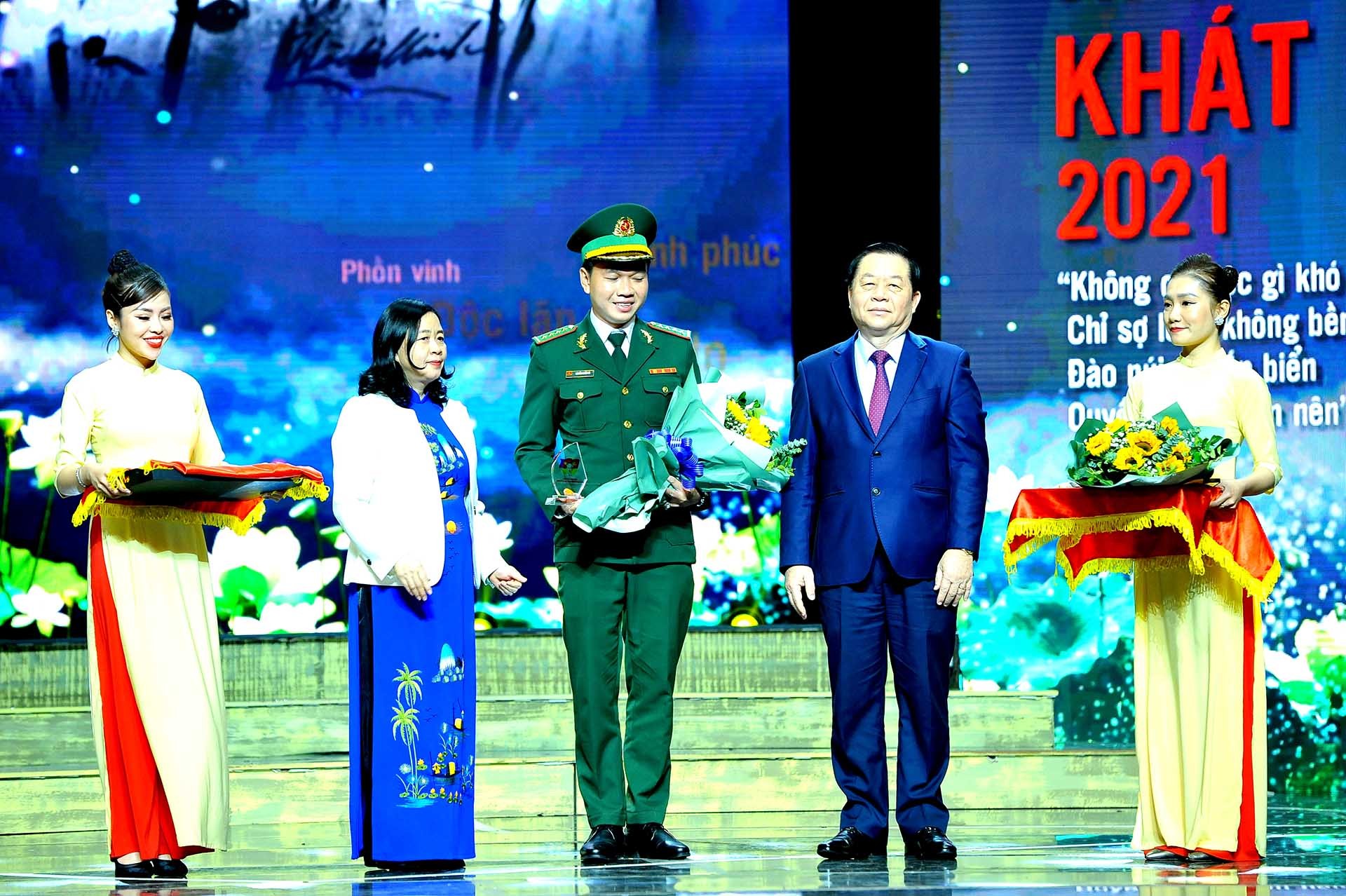 Đại úy Nguyễn Phước Tới được vinh danh tại chương trình Giao lưu “Hồ Chí Minh-Hành trình khát vọng” vào tối 5/12/2021 do Ban Tuyên giáo Trung ương tổ chức.
