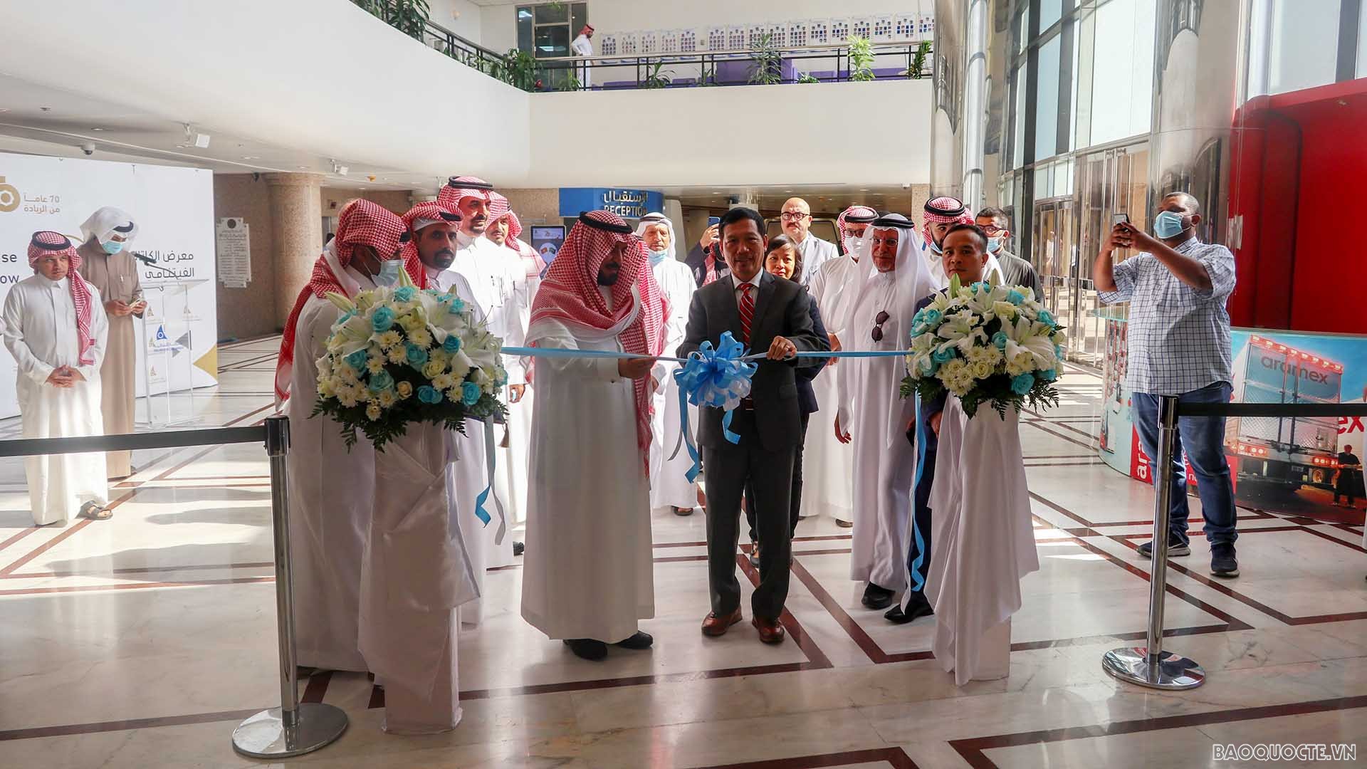 Đại sứ Vũ Viết Dũng và Chủ tịch Phòng Thương mại Asharqia cắt băng khai trương sự kiện. Đại sứ Vũ Viết Dũng và Chủ tịch Phòng Thương mại Asharqia cắt băng khai trương sự kiện.