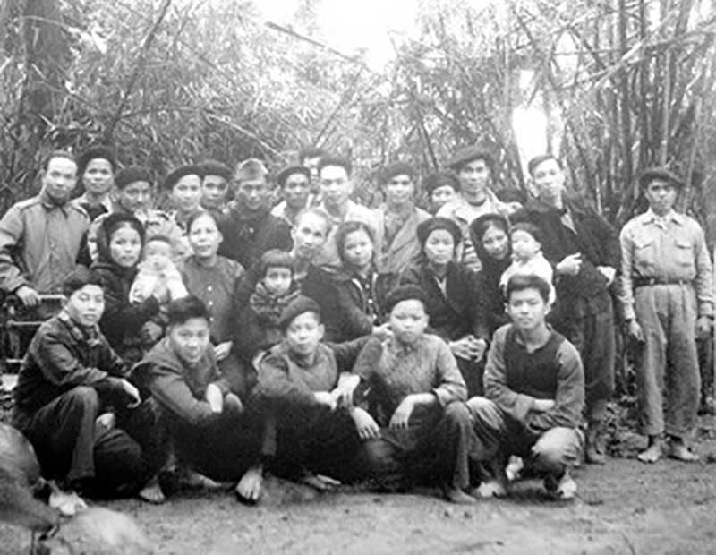 Bác Hồ và một số đồng chí lãnh đạo cùng gia đình tại Việt Bắc. (Ông Nguyễn Cơ Thạch đứng thứ ba từ phải sang).