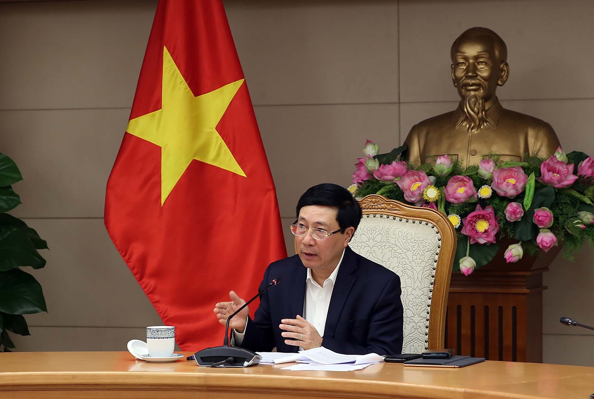 Phó Thủ tướng Thường trực Chính phủ Phạm Bình Minh chủ trì cuộc họp. (Nguồn: VGP)