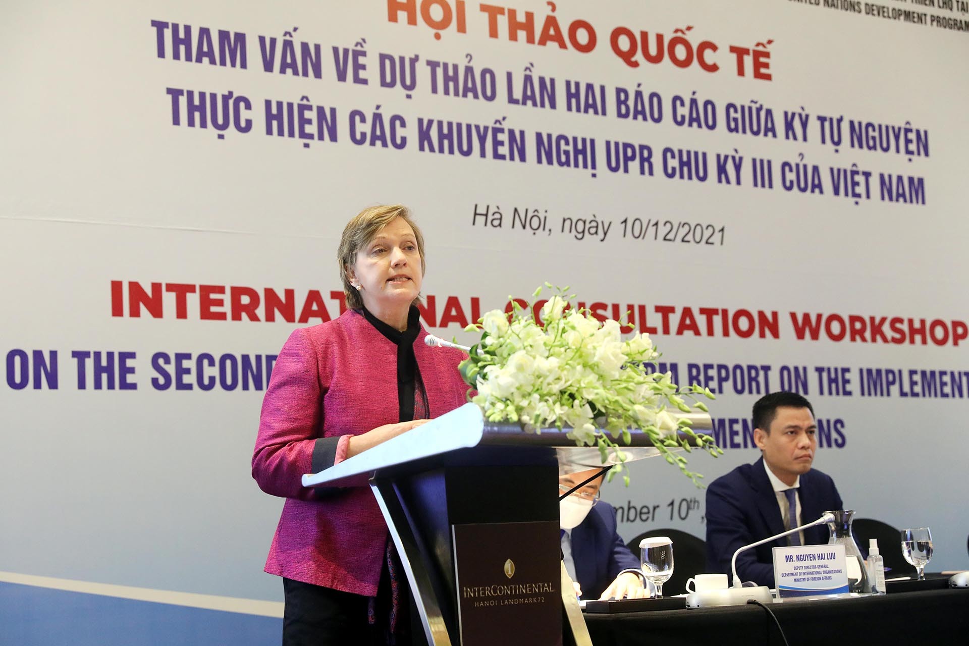 Bà Rana Flowers, Quyền Điều phối viên Thường trú Liên hợp quốc tại Việt Nam phát biểu.