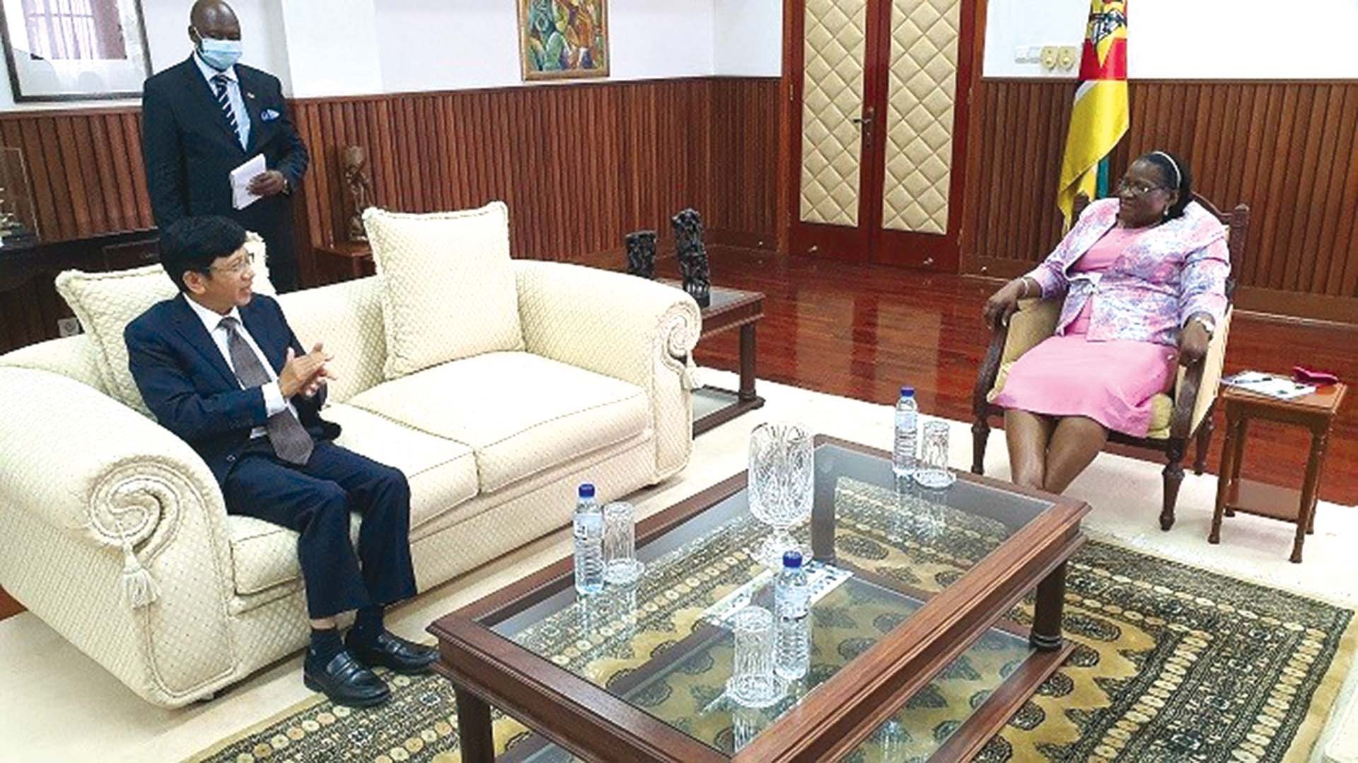 Đại sứ Lê Huy Hoàng gặp làm việc với Ngoại trưởng Mozambique Verónica Nataniel Macamo Dlhovo, ngày 23/11/2020. (Nguồn: ĐSQ Việt Nam tại Mozambique).