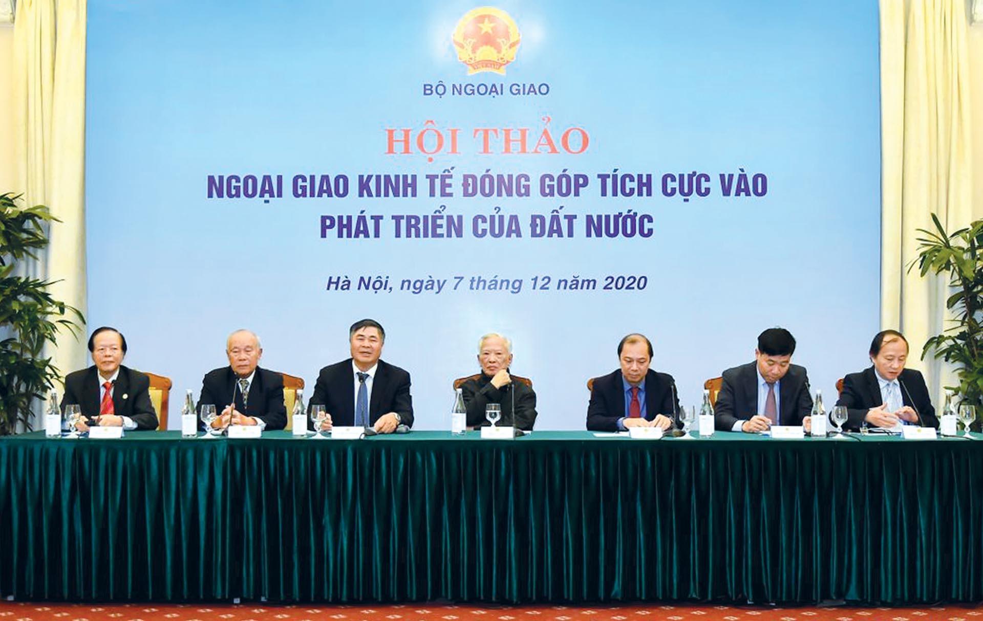 Đại sứ Đoàn Xuân Hưng (thứ ba từ trái) chủ trì phiên 1 của Hội thảo Ngoại giao kinh tế đóng góp tích cực vào phát triển của đất nước, ngày 7/12/2020. (Ảnh: Tuấn Anh) Đại sứ Đoàn Xuân Hưng (thứ ba từ trái) chủ trì phiên 1 của Hội thảo Ngoại giao kinh tế đóng góp tích cực vào phát triển của đất nước, ngày 7/12/2020. (Ảnh: Tuấn Anh)