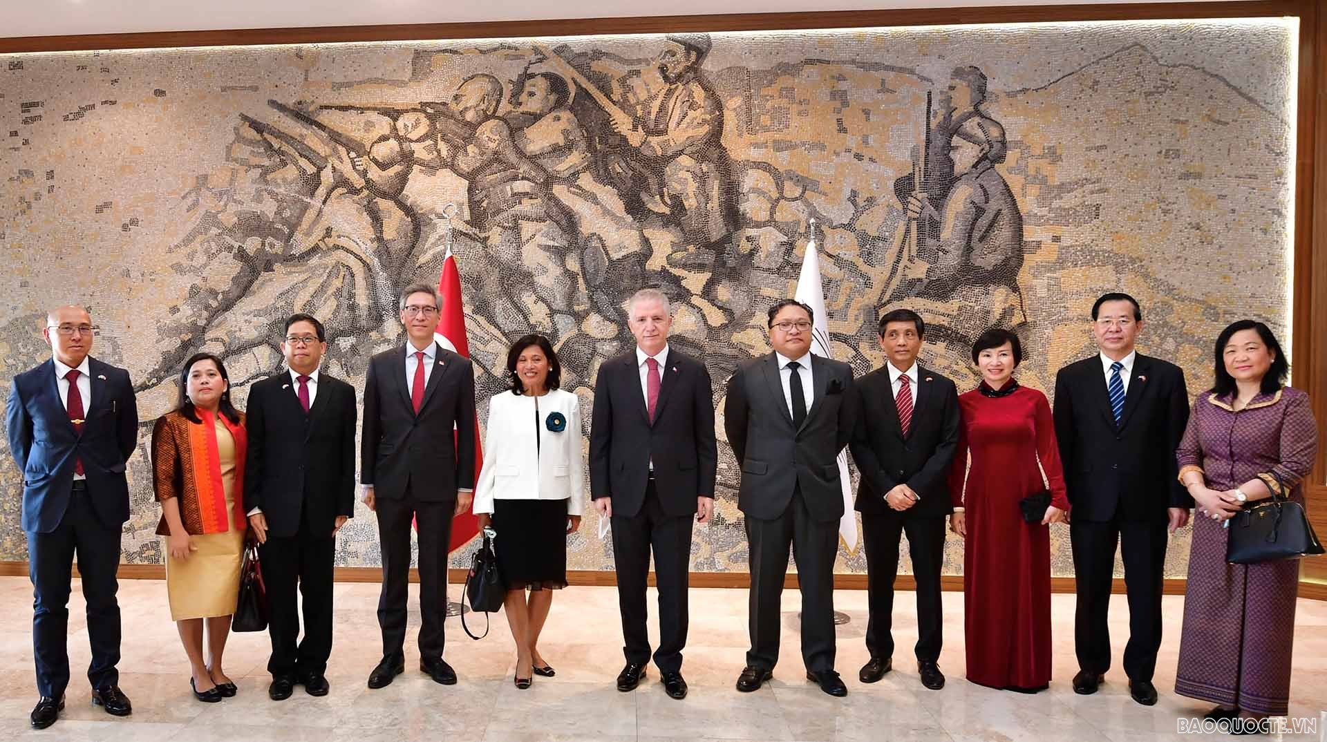 Tỉnh trưởng Gaziantep chụp ảnh lưu niệm với Đại sứ các nước ASEAN.