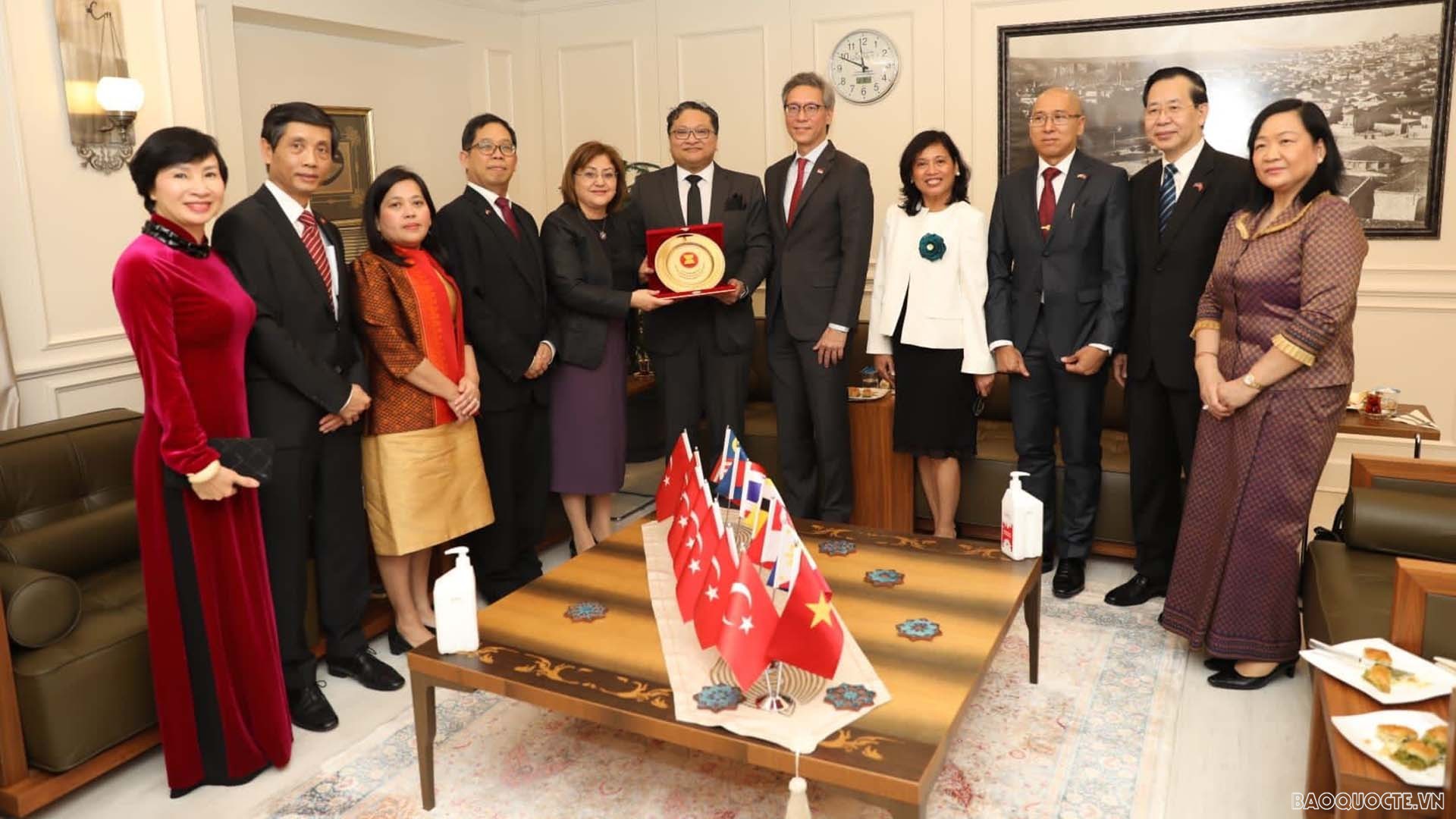 Đoàn Đại sứ các nước ASEAN chụp ảnh lưu niệm tặng quà cho Thị trưởng TP. Gaziantep.