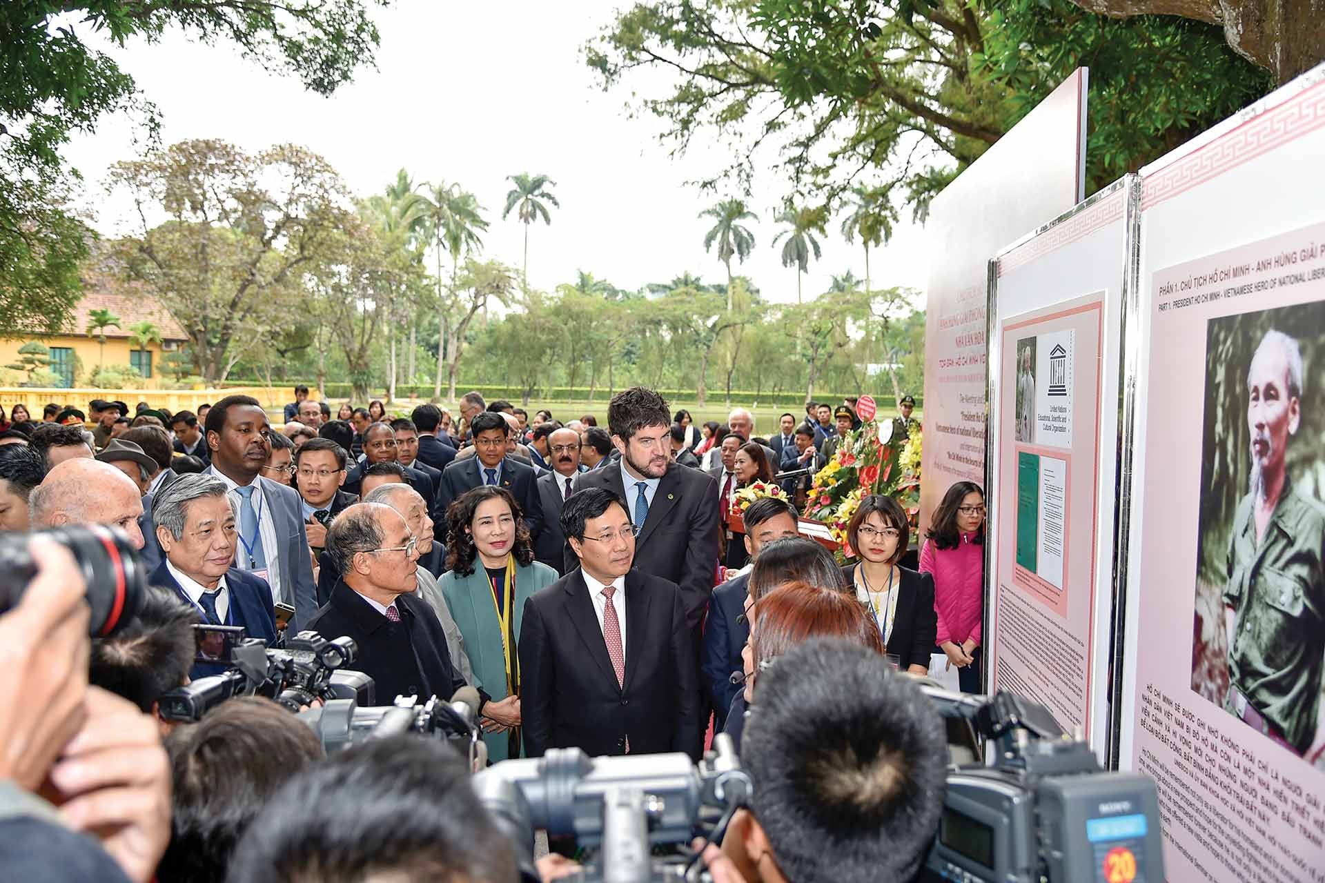 Các đại biểu tham quan triển lãm Kỷ niệm 30 năm UNESCO ra quyết định tôn vinh Chủ tịch Hồ Chí Minh tại Khu Di tích Phủ Chủ tịch, ngày 24/11/2017.