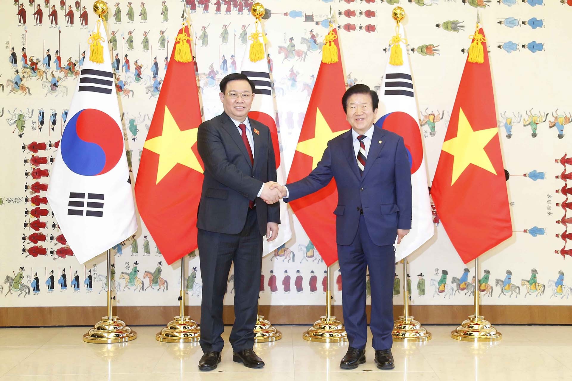 Chủ tịch Quốc hội Vương Đình Huệ và Chủ tịch Quốc hội Hàn Quốc Park Byeong-seug. (Nguồn: TTXVN)