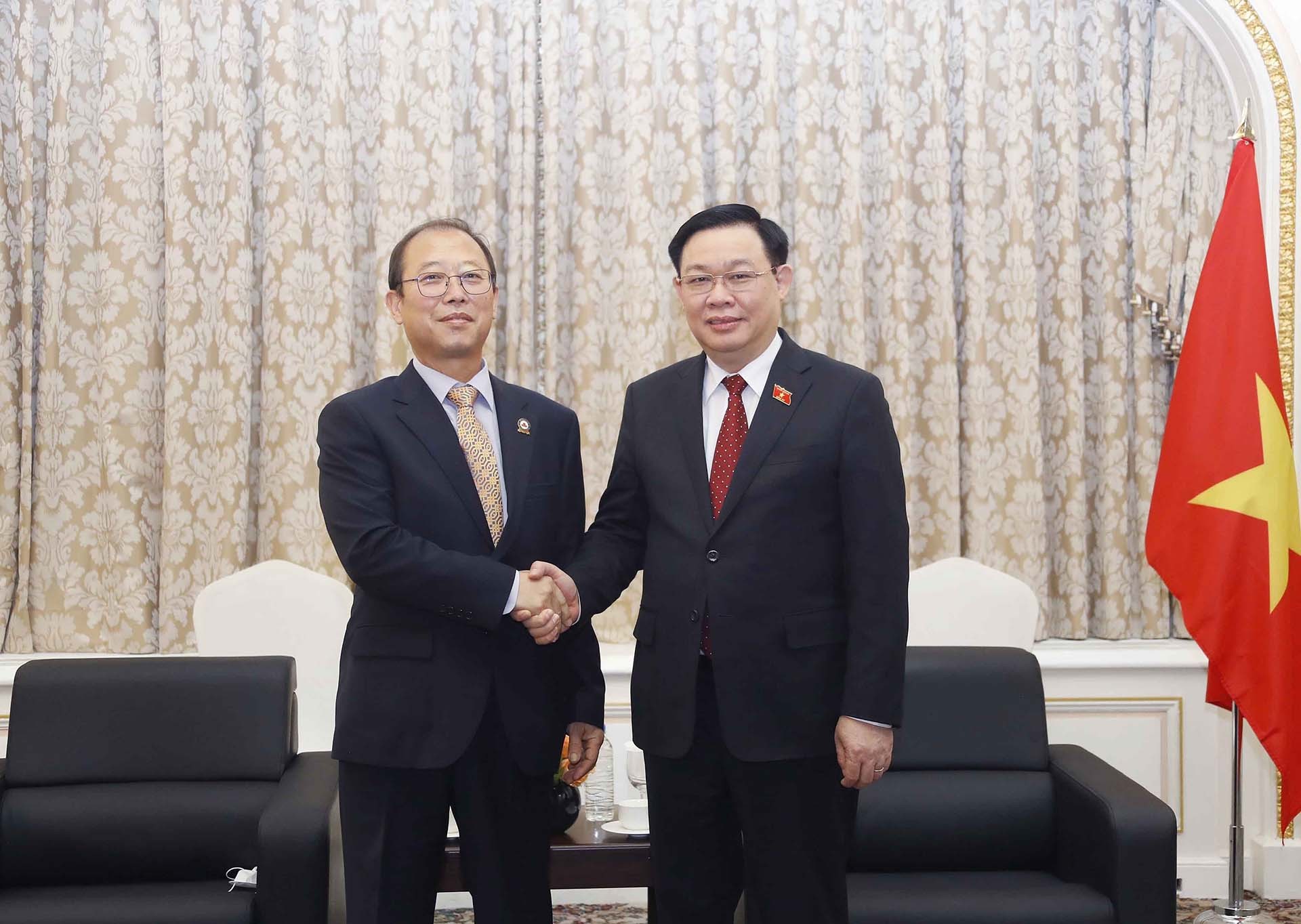 Chủ tịch Quốc hội Vương Đình Huệ tiếp ông Lý Huân đại diện dòng họ Lý gốc Việt tại Hàn Quốc. (Nguồn: TTXVN)