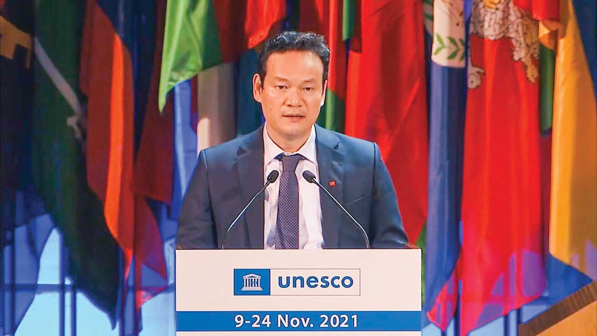 Ông Mai Phan Dũng phát biểu tại phiên họp toàn thể Đại hội đồng UNESCO lần thứ 41 tại Pháp. (Nguồn: TTXVN)
