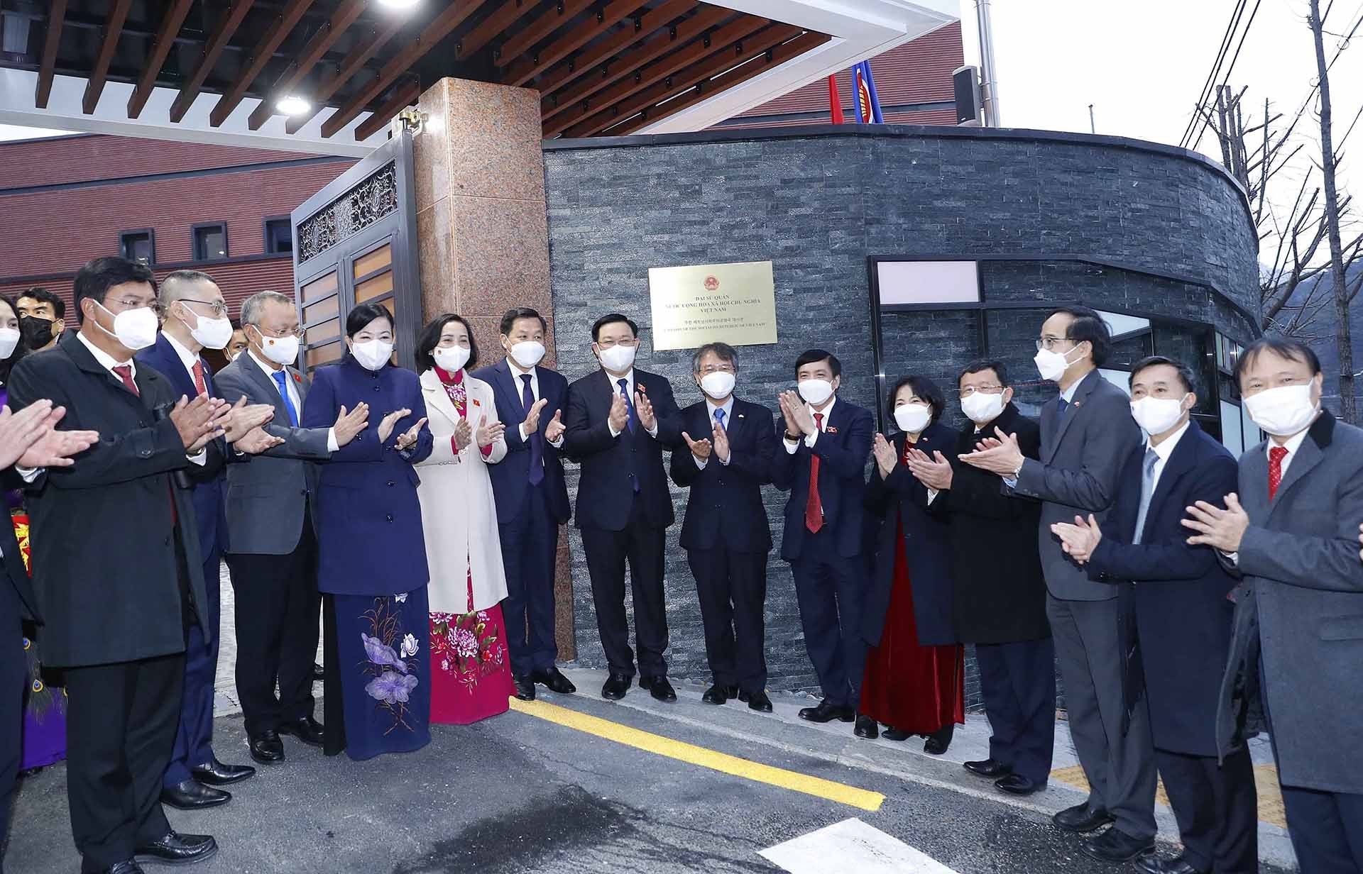 Chủ tịch Quốc hội Vương Đình Huệ tại buổi khánh thành và đặt biển tên trụ sở mới Đại sứ quán Việt Nam tại Hàn Quốc. (Nguồn: TTXVN)