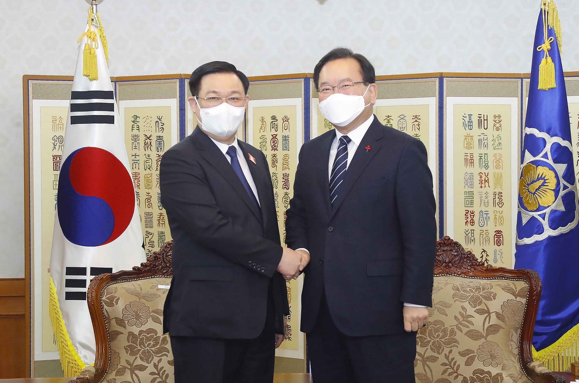 Chủ tịch Quốc hội Vương Đình Huệ hội kiến Thủ tướng Hàn Quốc Kim Bu-gyeom. (Nguồn: TTXVN)