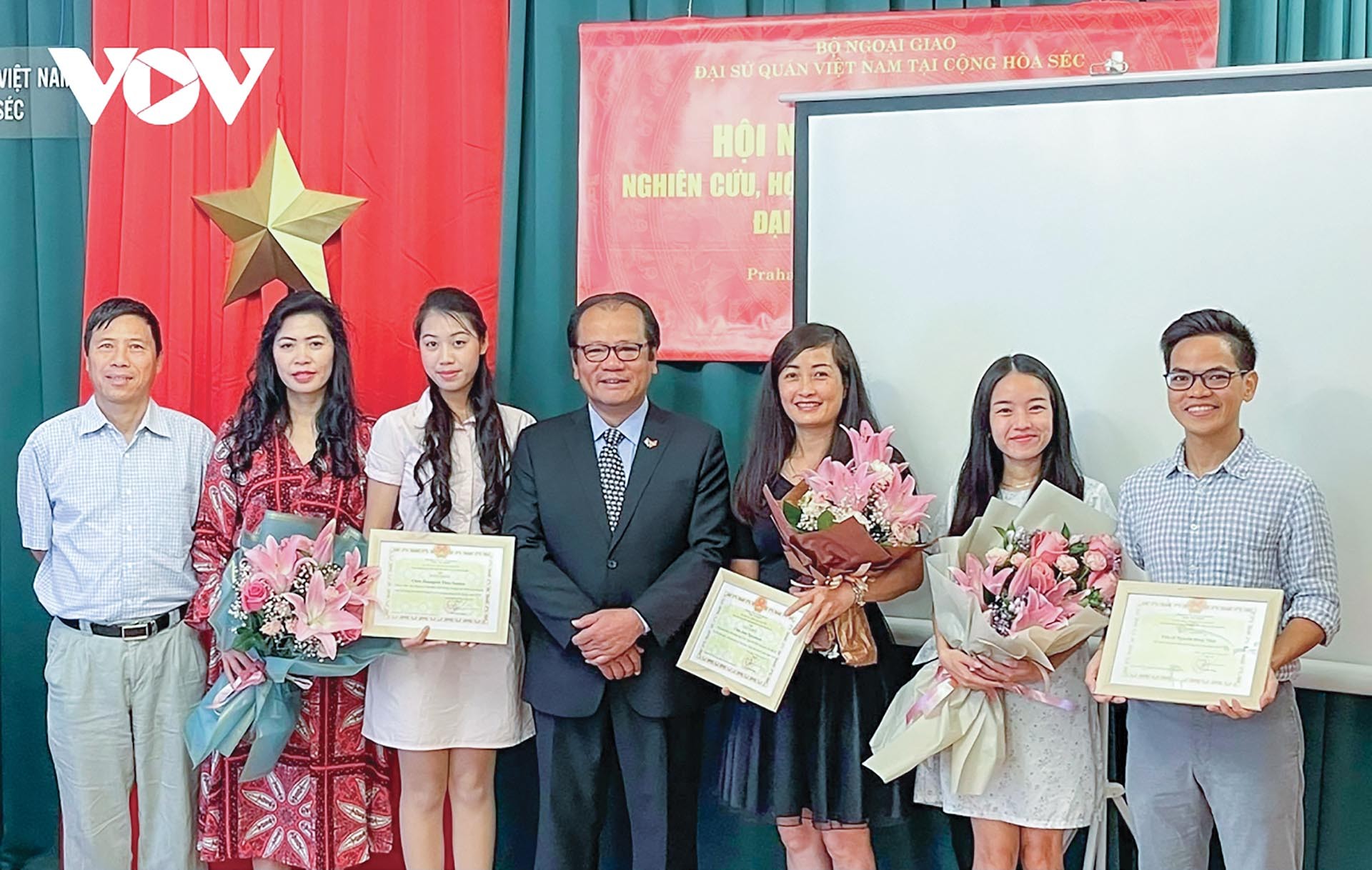 Đại sứ Thái Xuân Dũng trao bằng khen cho cá nhân tiêu biểu người Việt tại Czech, tháng 6/2021. (Nguồn: VOV)