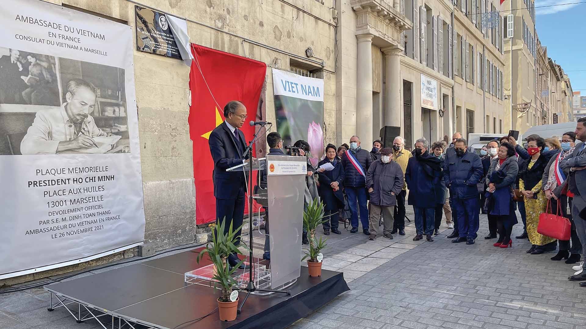 Đại sứ Việt Nam tại Pháp Đinh Toàn Thắng phát biểu tại buổi lễ khánh thành biển tưởng niệm Chủ tịch Hồ Chí Minh tại thành phố Marseille, tháng 11/2021. (Nguồn: TTXVN)