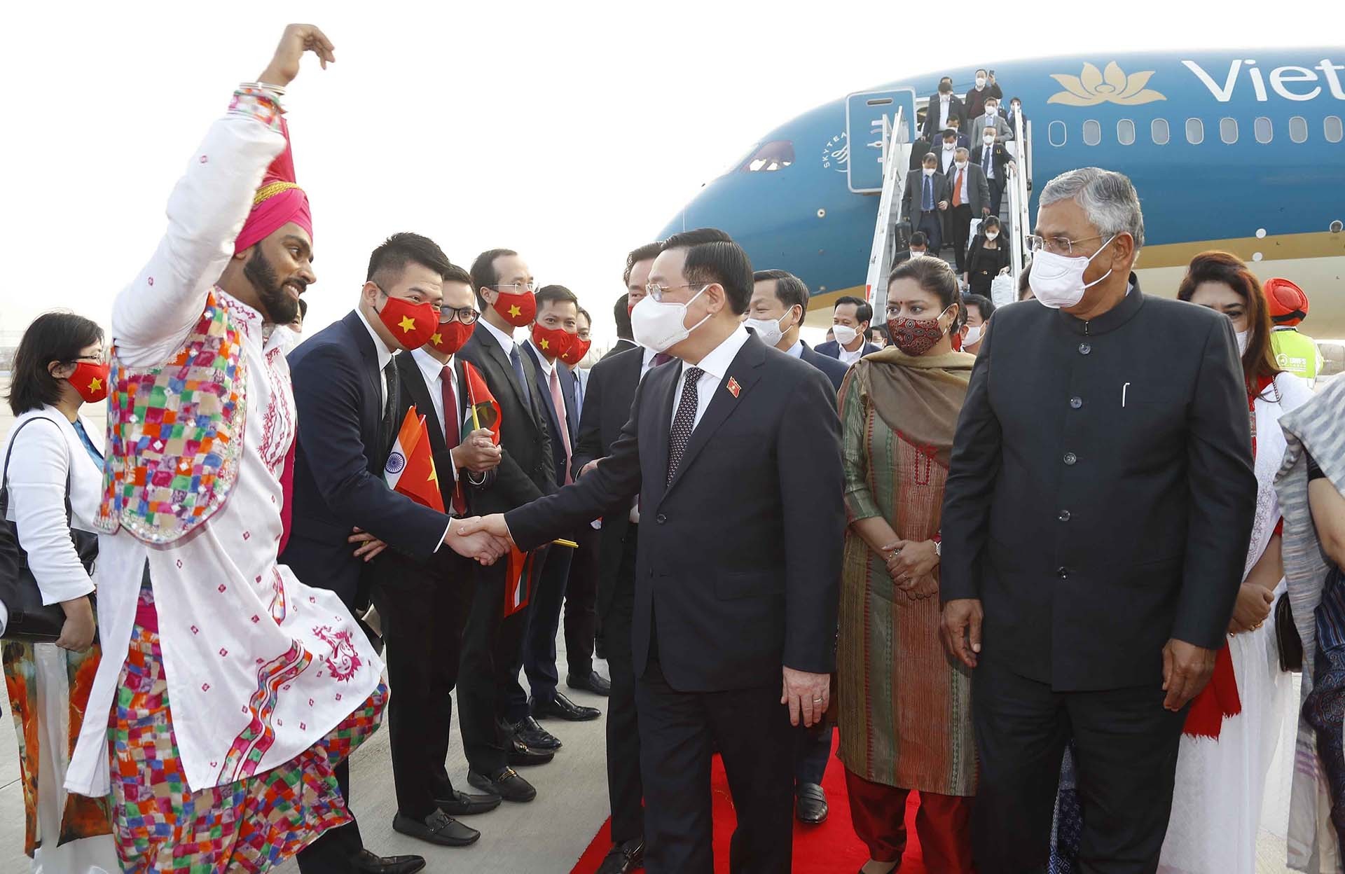 Lễ đón Chủ tịch Quốc hội Vương Đình Huệ tại sân bay quân sự Palam, New Delhi. (Nguồn: TTXVN)