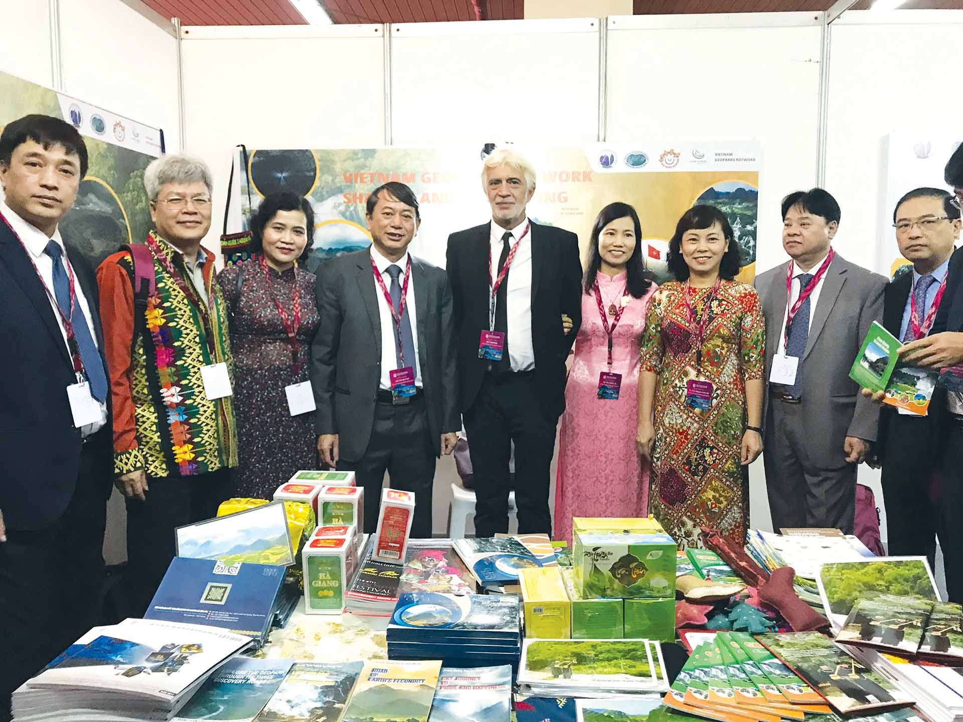 Gian hàng quảng bá CVĐC Non nước Cao Bằng tại Hội nghị Mạng lưới CVĐC toàn cầu khu vực châu Á - Thái Bình Dương lần thứ VI ( APGN) tại  Indonesia, năm 2019. (Nguồn: CVĐC Non nước Cao Bằng)